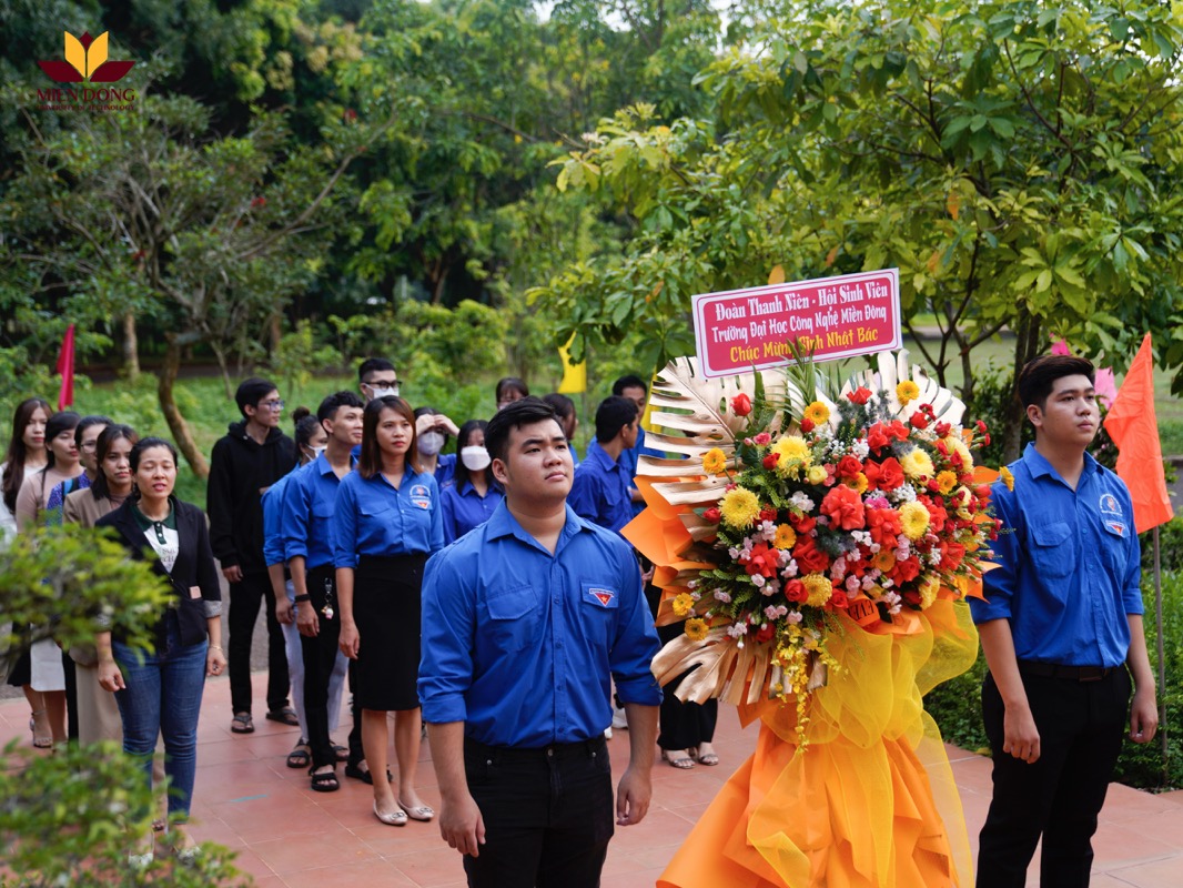 Sinh viên MIT Uni. và các giảng viên, cán bộ, nhân viên tại Nhà tưởng niệm Chủ tịch Hồ Chí Minh