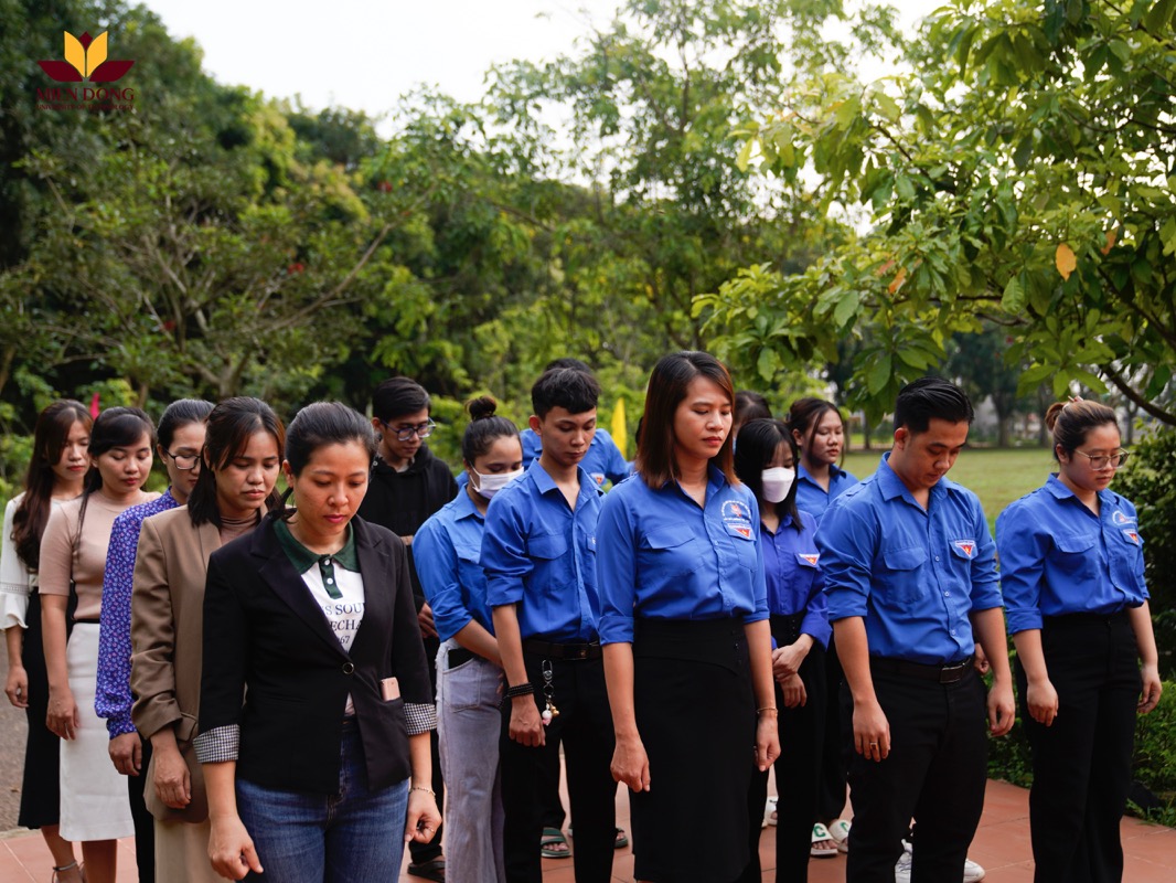 Sinh viên MIT Uni. và các giảng viên, cán bộ, nhân viên tại Nhà tưởng niệm Chủ tịch Hồ Chí Minh