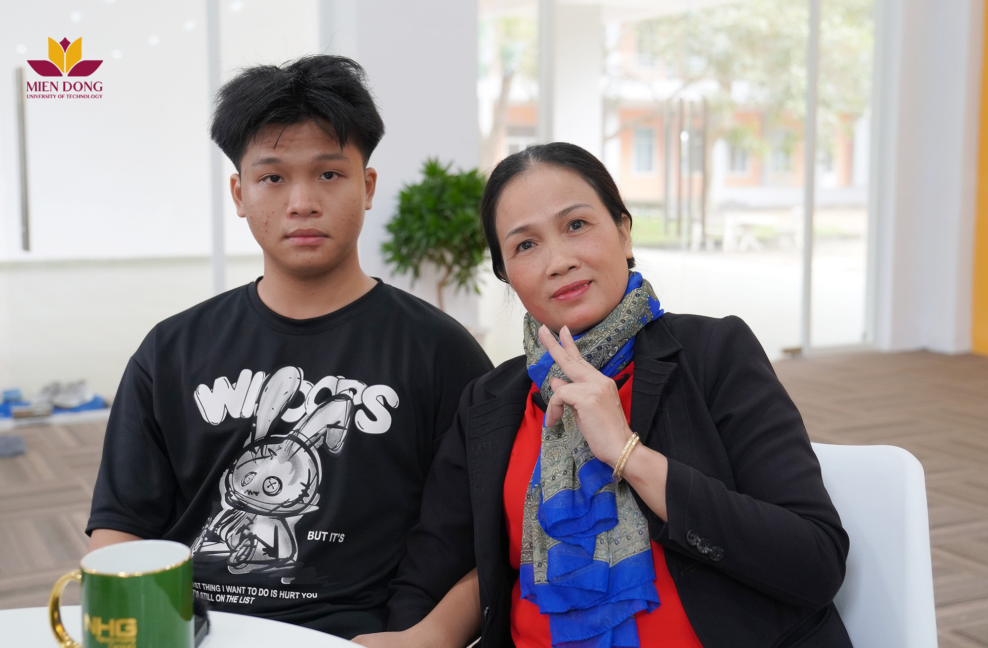 Hai mẹ con vượt mưa gió bắt xe từ Bình Thuận đến MIT Uni. để cùng tham quan trước khi chọn trường