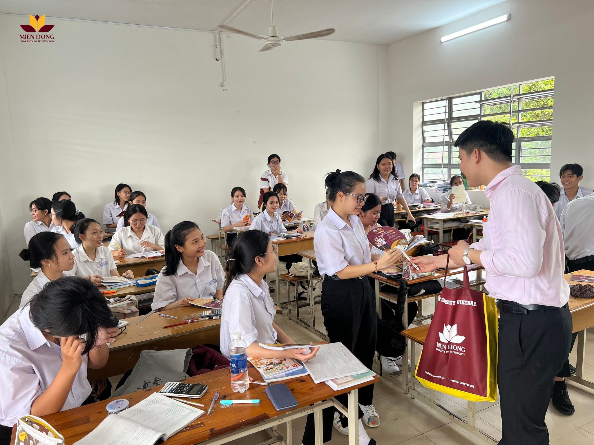 Đất Bà Rịa đầy nắng và gió. Học sinh Bà Rịa vừa chịu khó lại còn cute 