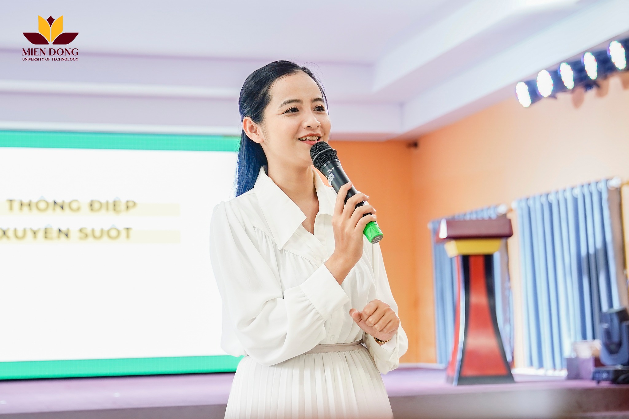 Host Phương Anh