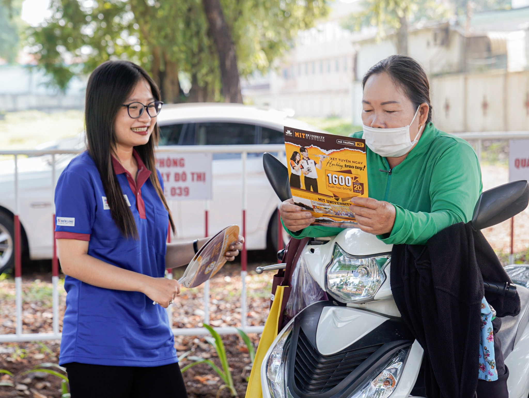 Tình nguyện viên của MIT Uni. đang tư vấn cho phụ huynh