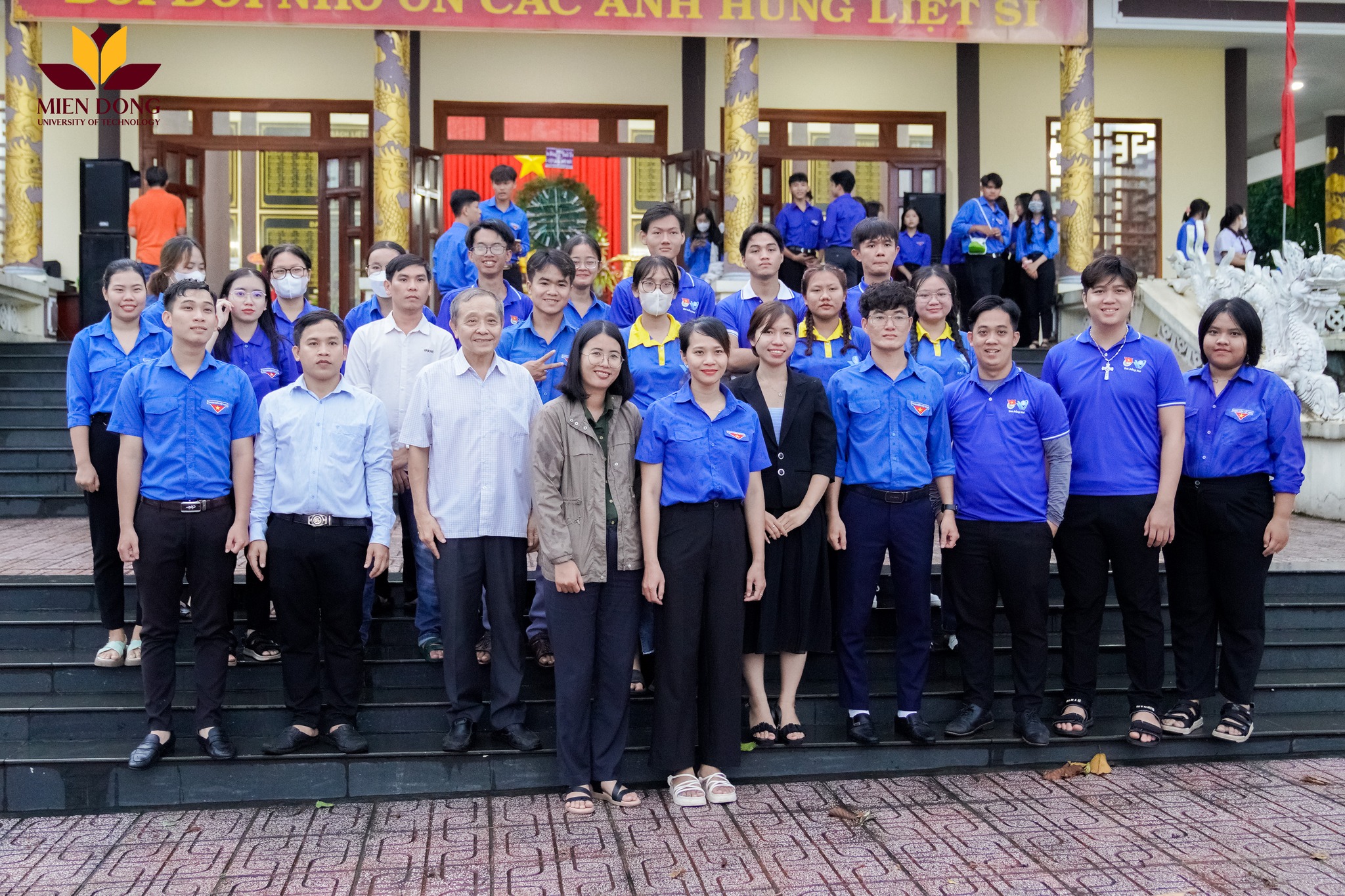 Đoàn Thanh niên - Hội Sinh viên và các Cán bộ/Giảng viên MIT Uni. tham gia lễ viếng và dâng hương tại đền thờ liệt sĩ huyện Thống Nhất