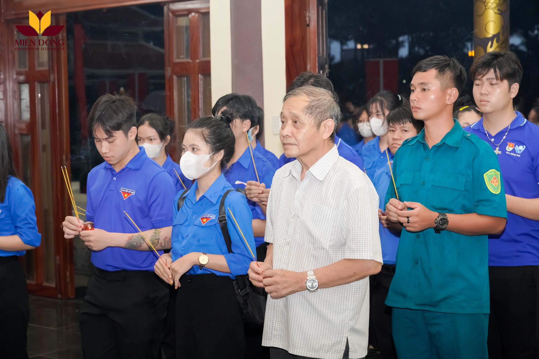 TS.Trần Huy Thanh và các bạn Đoàn Thanh niên đang dâng hương tại đền tưởng niệm các anh hùng liệt sĩ