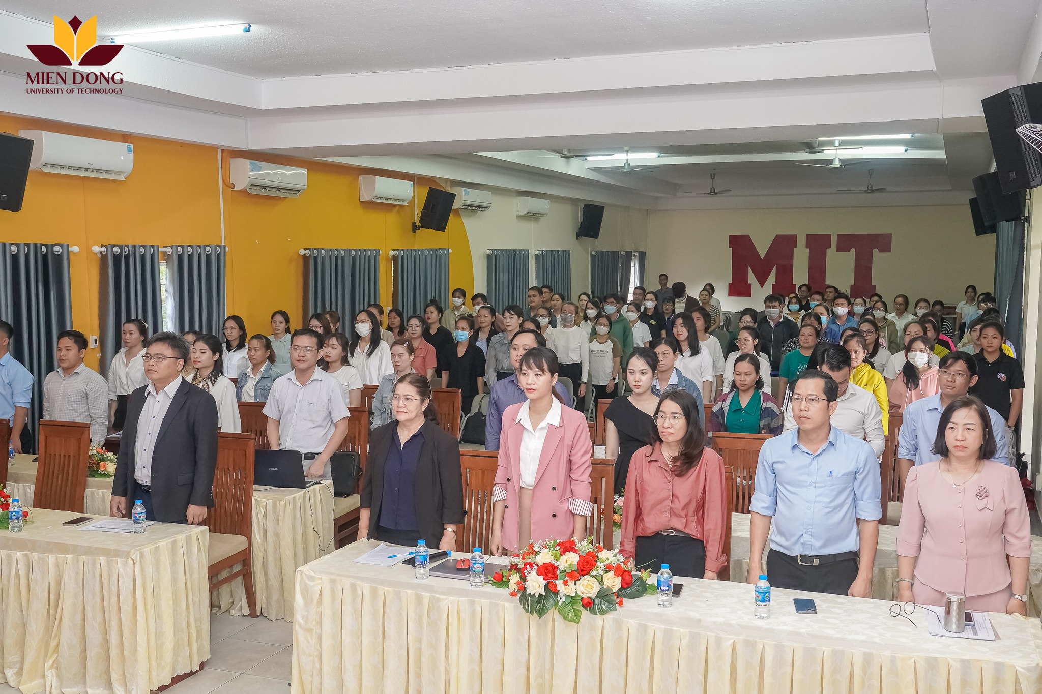 Hội trường đứng dậy làm lễ chào cờ