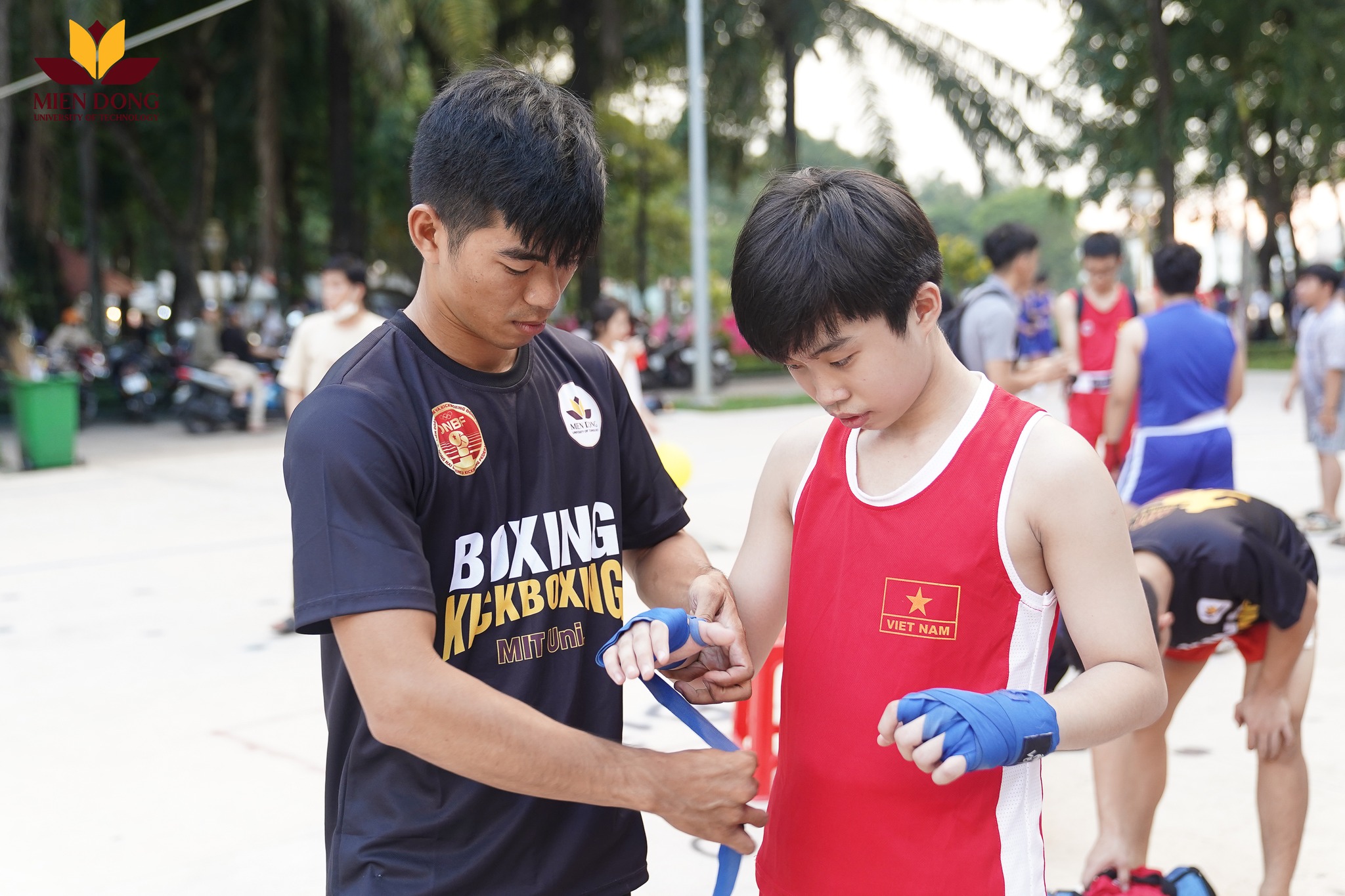 Thành viên CLB Boxing - Kickboxing MIT Uni. đang chuẩn bị lên sàn thi đấu