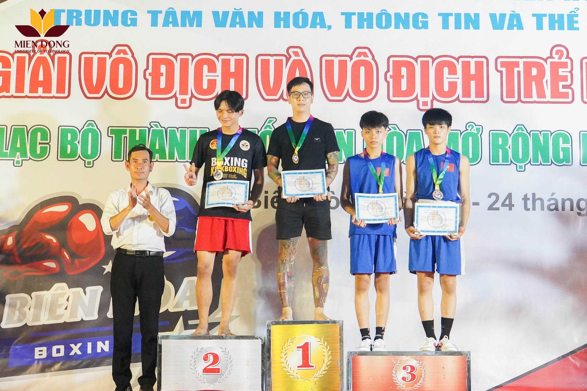 Thành viên CLB Boxing - Kickboxing MIT Uni. nhận giải thưởng từ ban tổ chức