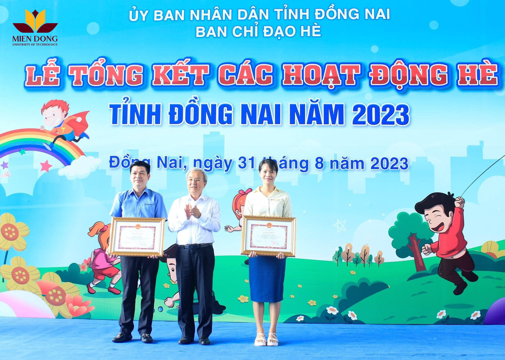 ThS. Nguyễn Thị Ngọc Huyền nhận danh hiệu Cá nhân có thành tích xuất sắc trong chiến dịch tình nguyện hè 2023