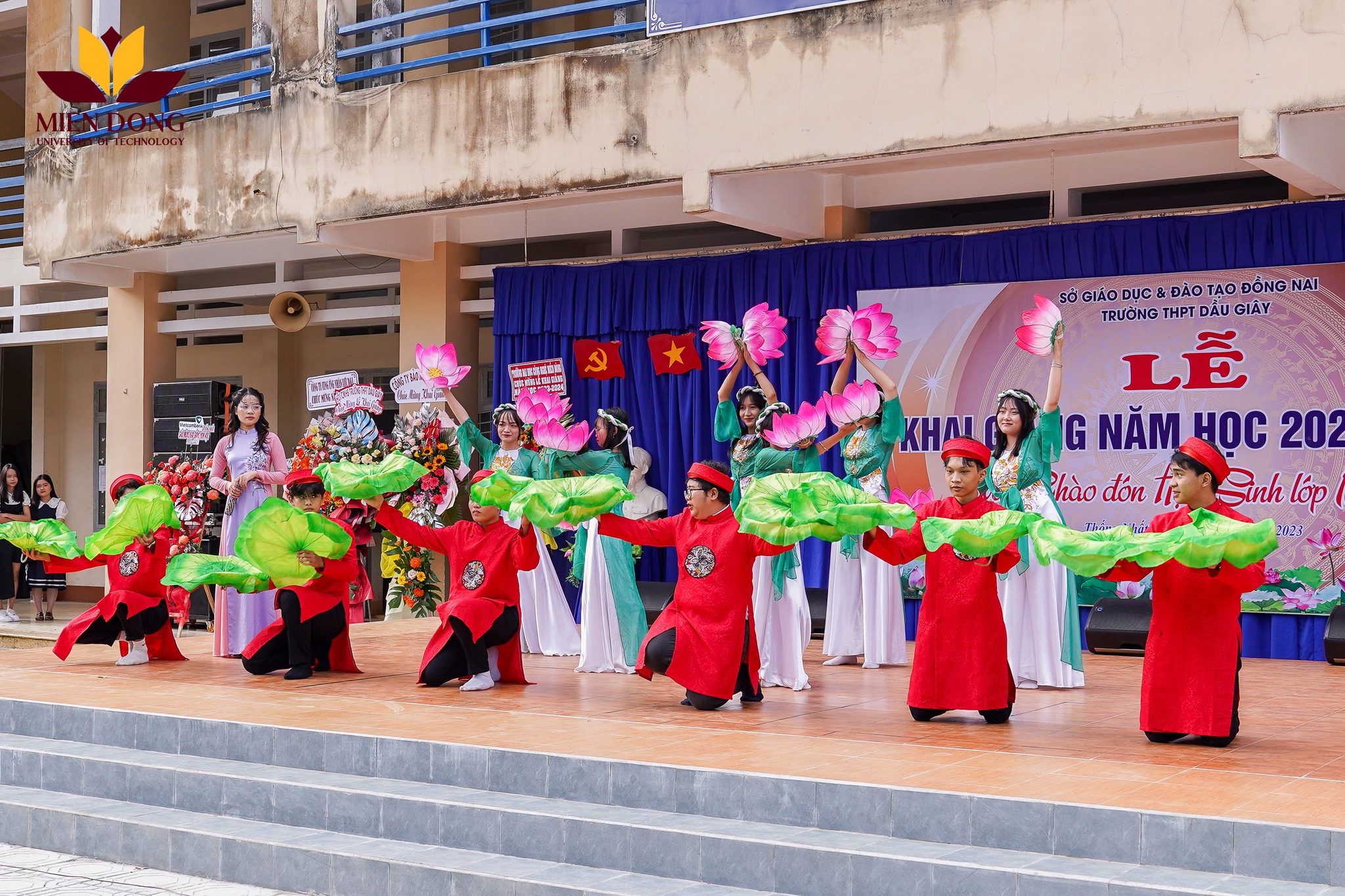 Văn nghệ chào mừng khai giảng