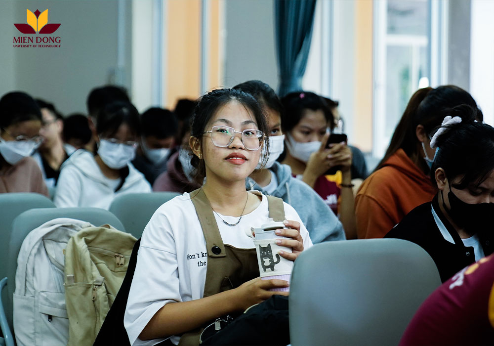 SInh viên MIT University Vietnam tham dự hội thảo