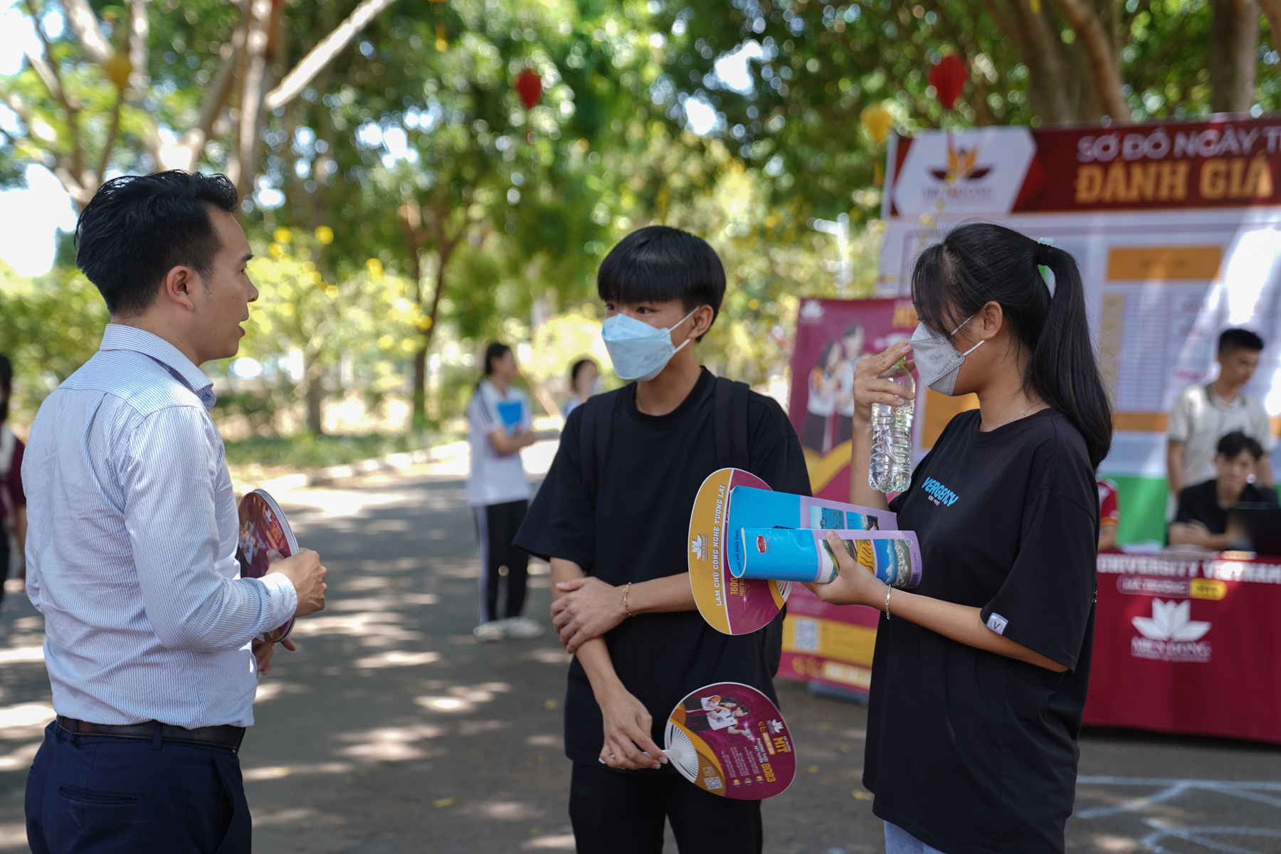 Các sĩ tử có mặt từ rất sớm, chuẩn bị tinh thần cùng những vật dụng cần thiết sẵn sàng bước vào kỳ thi.