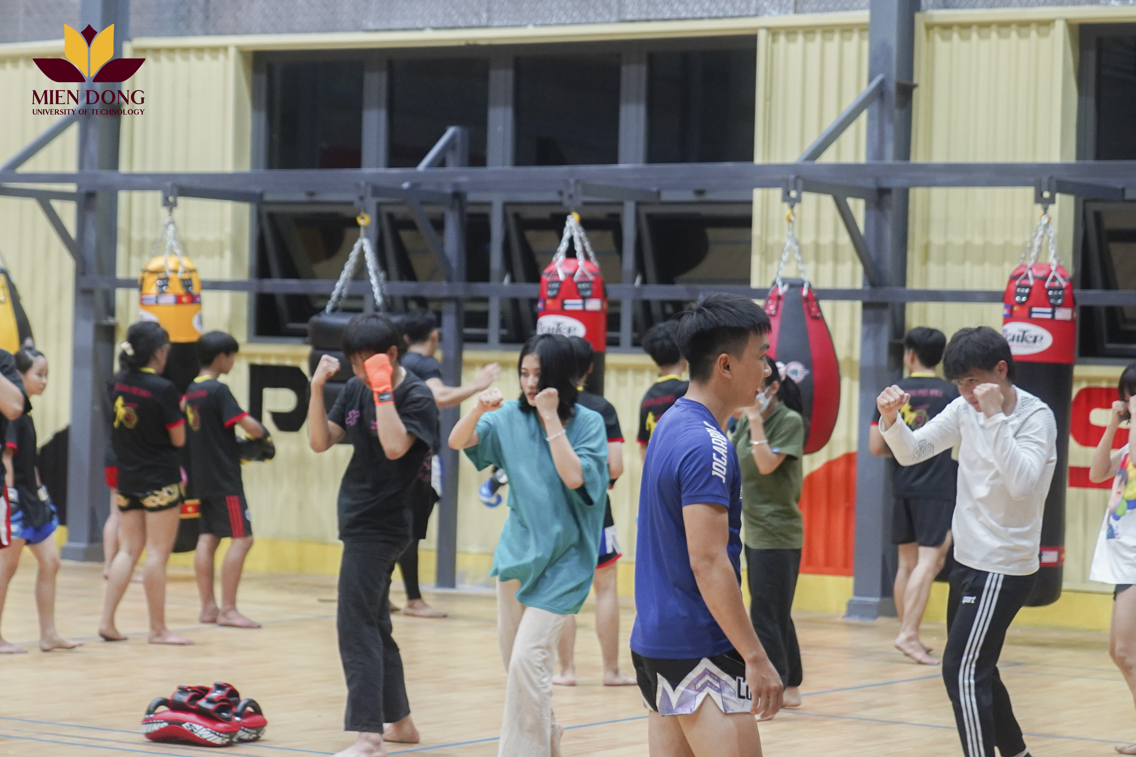 Khởi động lần đầu cùng thành viên Câu lạc bộ Boxing & Kickboxing MIT Uni.