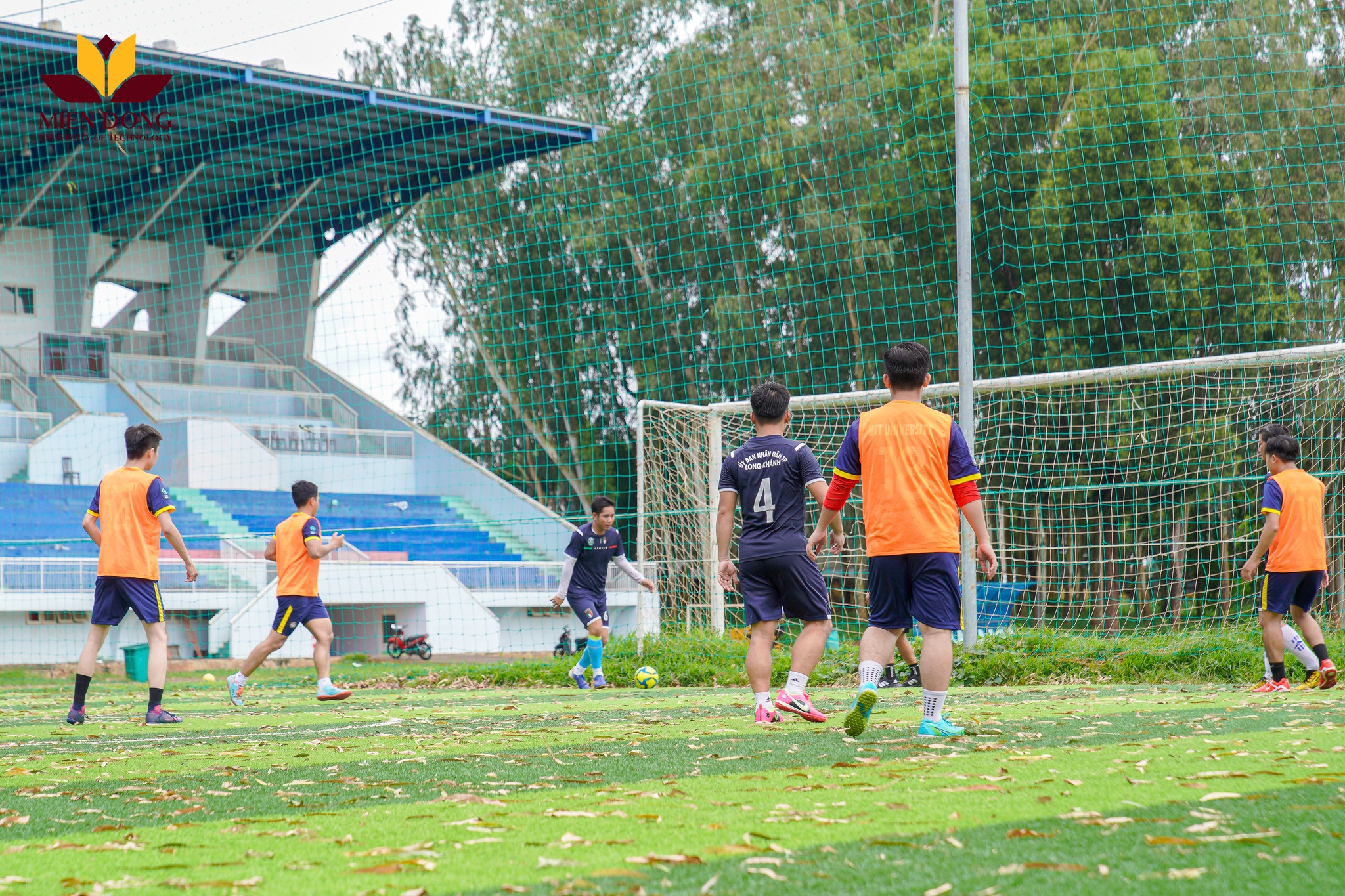 Không khí sôi nổi trong suốt các hiệp đấu. 