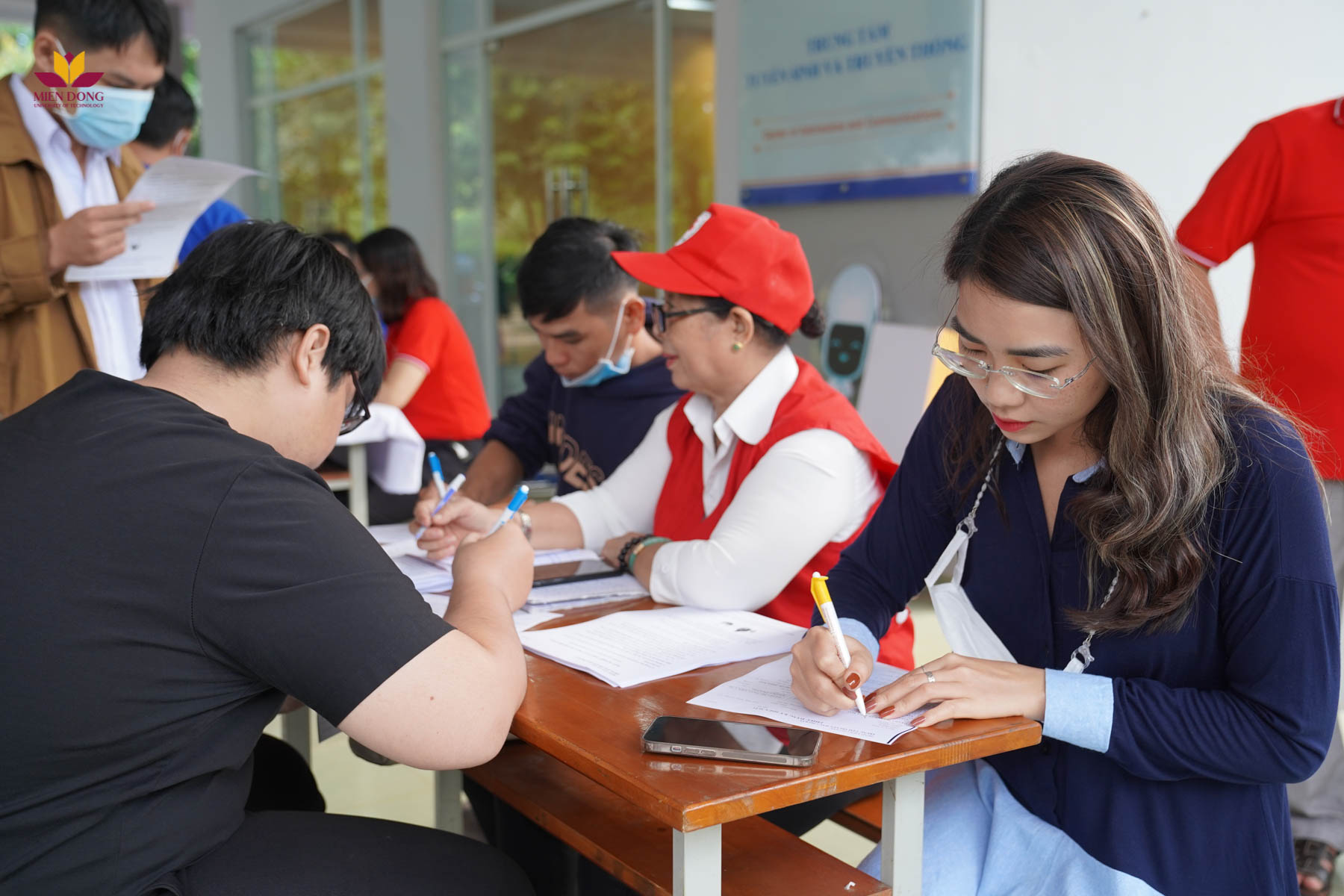 Gần 200 sinh viên và tình nguyện viên tham gia ngày hội Hiến máu MIT University Vietnam