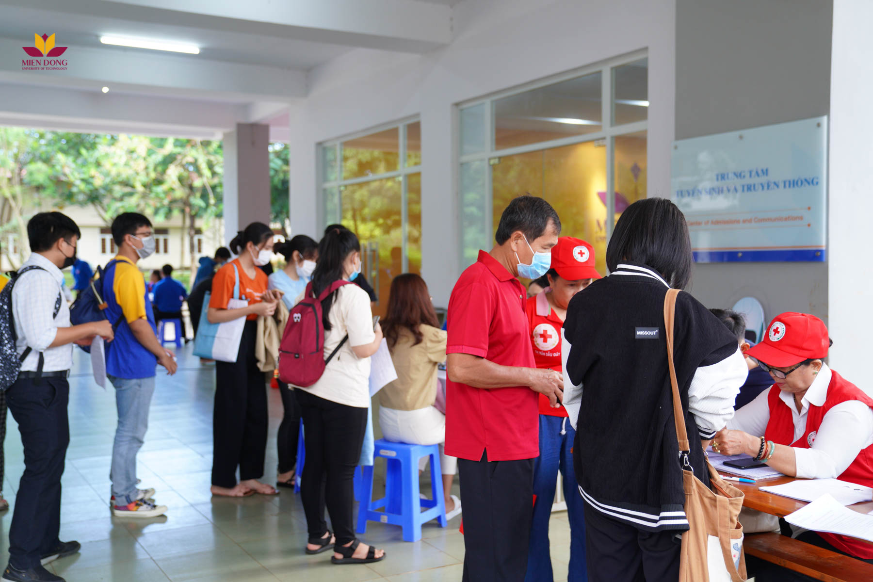 Gần 200 sinh viên và tình nguyện viên tham gia ngày hội Hiến máu MIT University Vietnam