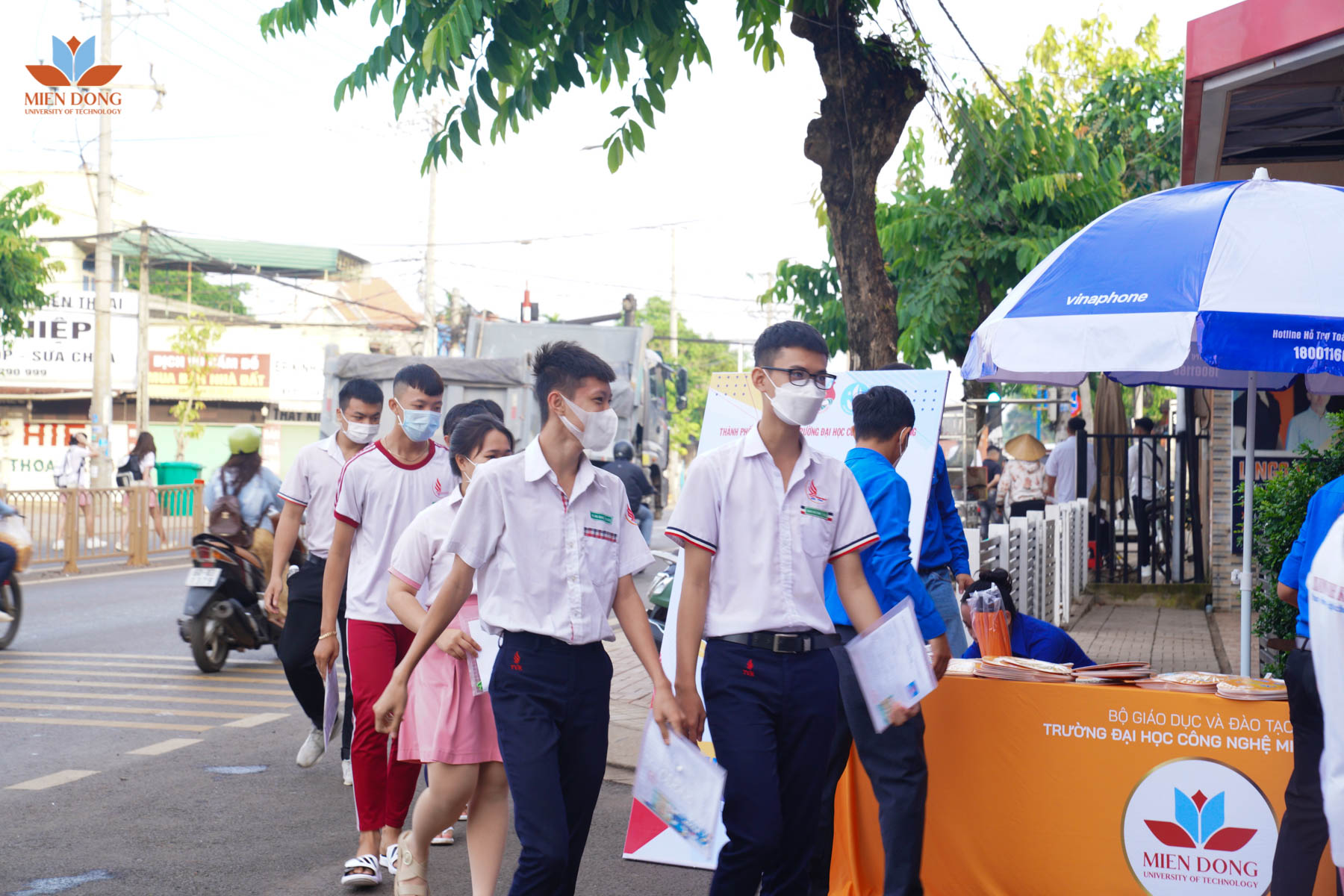 [Các thí sinh đang nhanh chóng tiến vào điểm thi]