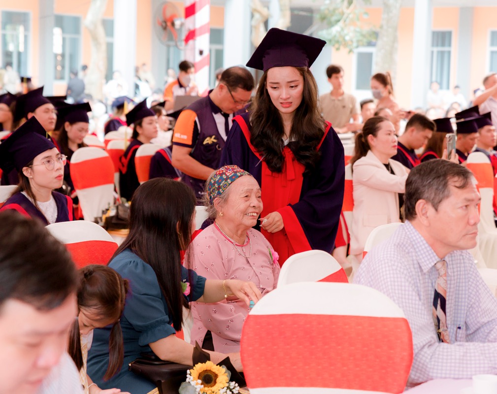 Trường đại học Công nghệ Miền Đông tổ chức Lễ tốt nghiệp đợt 1 năm 2022 cho 326 cử nhân, dược sĩ