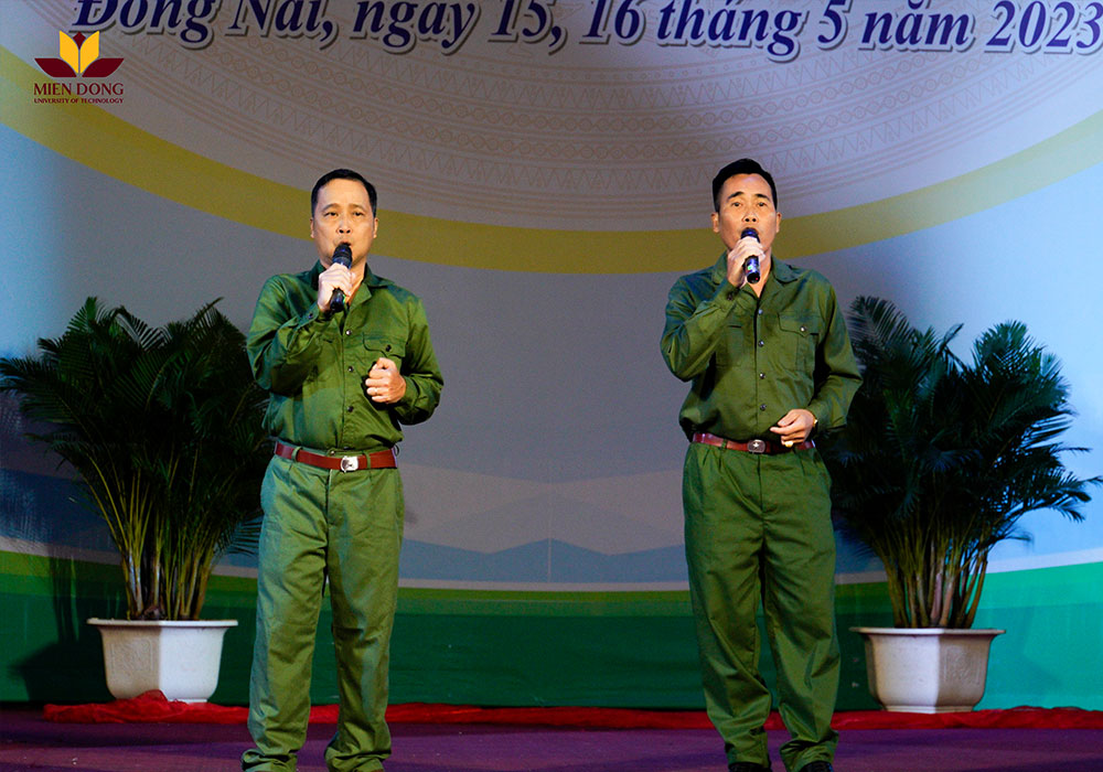 Tiết mục song ca Hát về anh