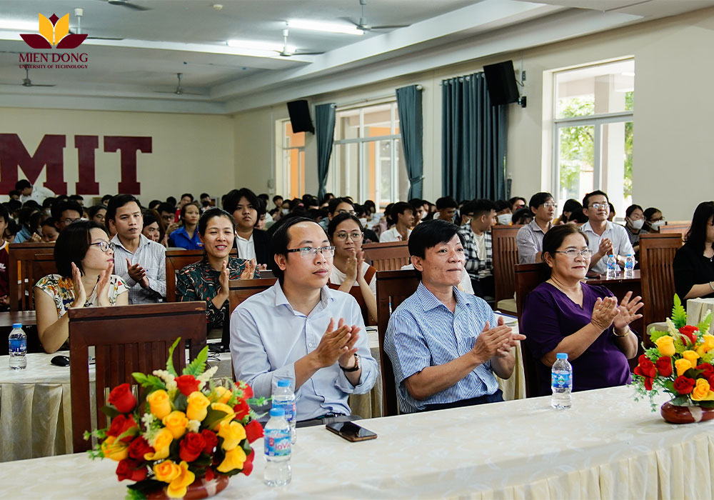 Lãnh đạo các khoa phòng, giảng viên khoa Khoa học sức khỏe và các bạn sinh viên MIT University Vietnam