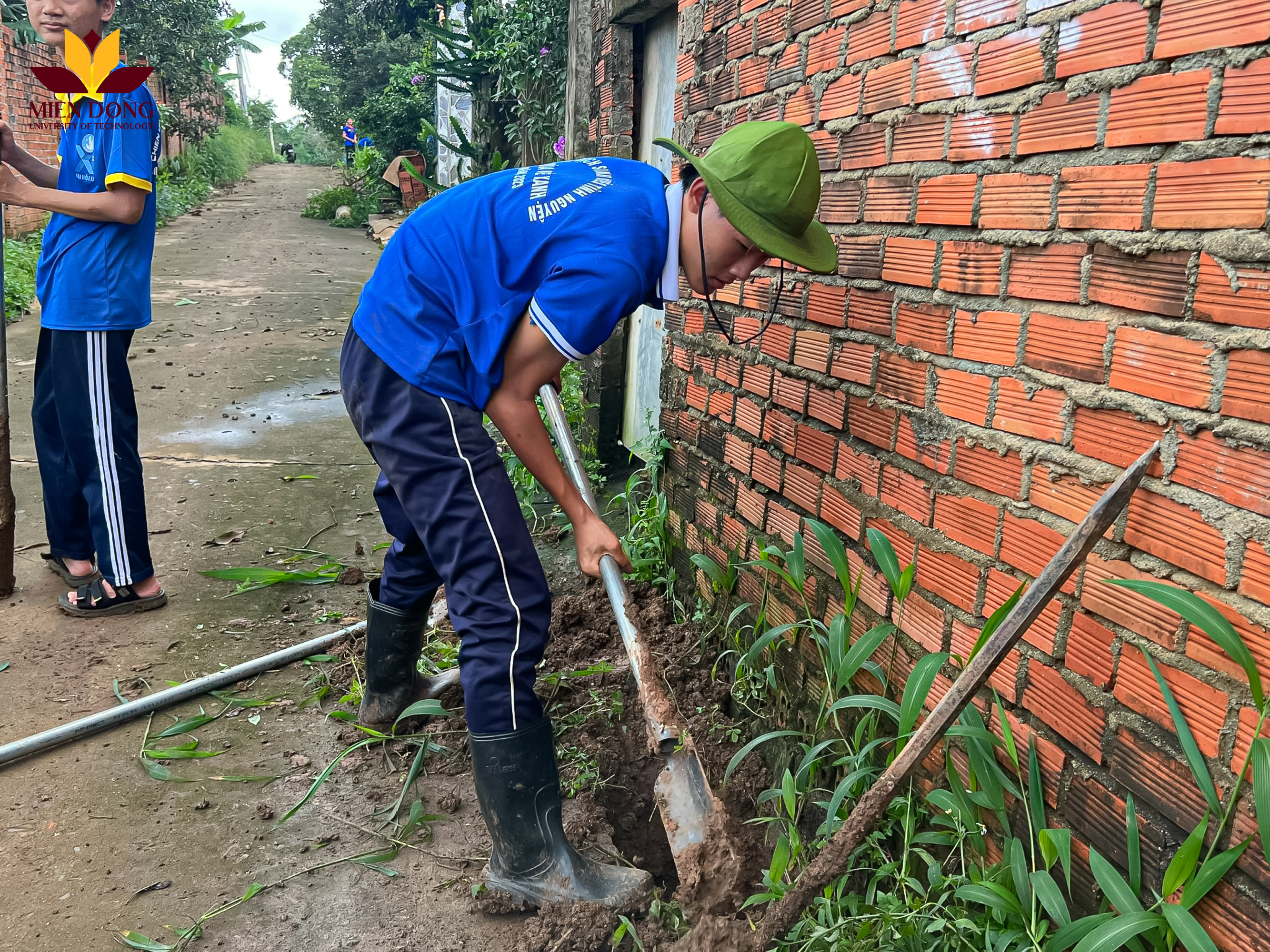 Đồng chí Thế Tuấn đang đào lỗ trồng trụ đèn