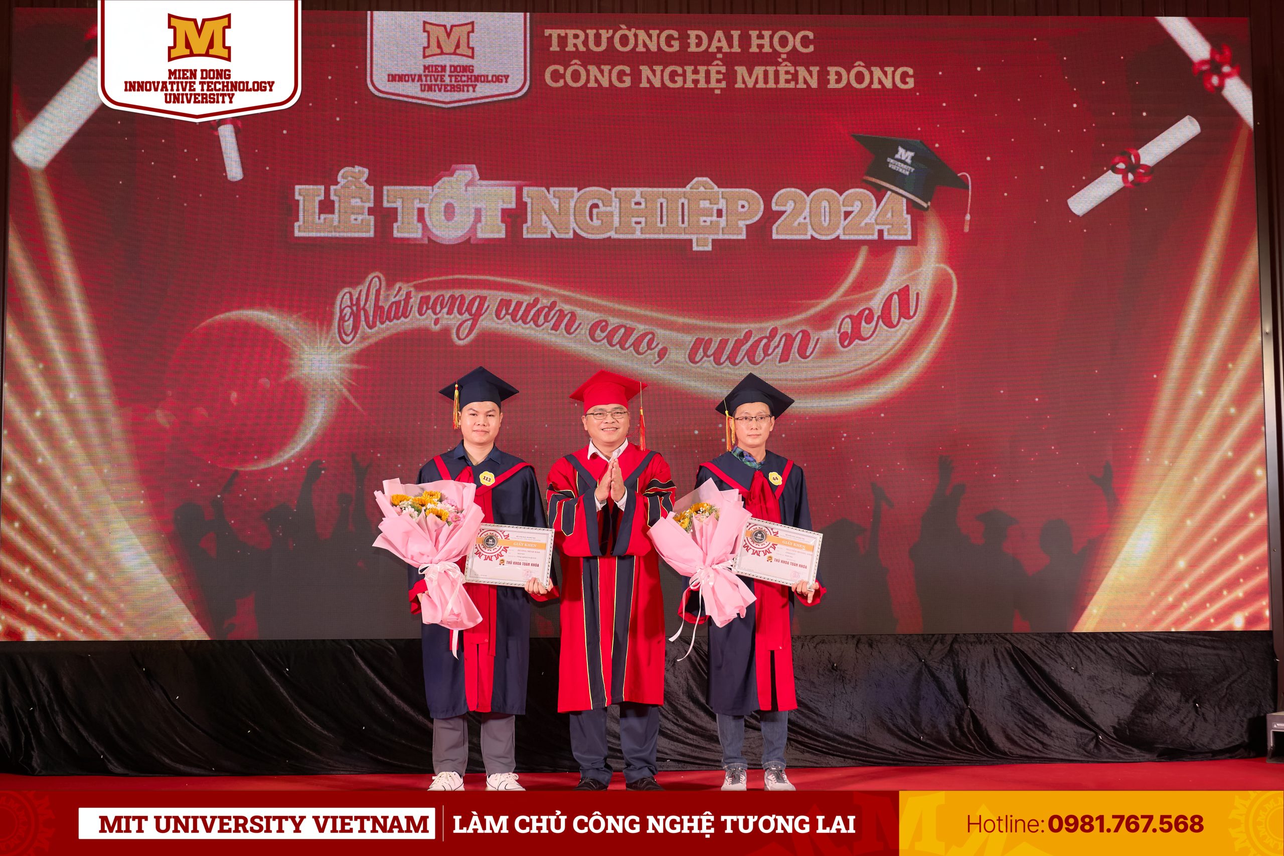 PGS.TS. Phạm Văn Song - Hiệu trưởng Nhà trường cùng 2 Thủ khoa ngành của Lễ tốt nghiệp đợt 1 năm 2024