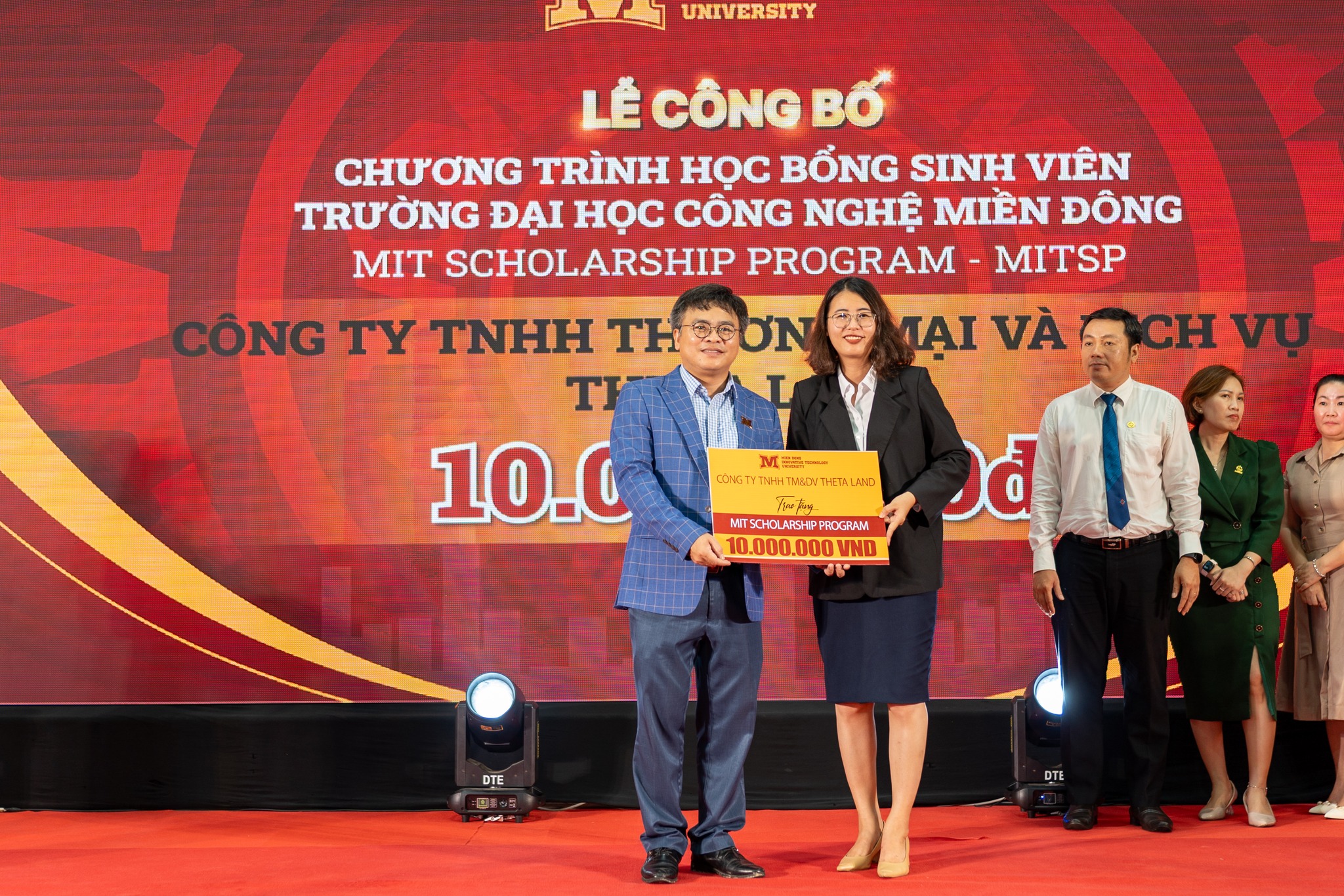 ThS. Trương Thanh Loan - Phó Giám đốc Trung tâm Trải nghiệm & Việc làm sinh viên MIT Uni. thay mặt Công ty TNHH Thương mại và Dịch vụ THETA LAND - lên trao bảng tài trợ 10.000.000 đồng.