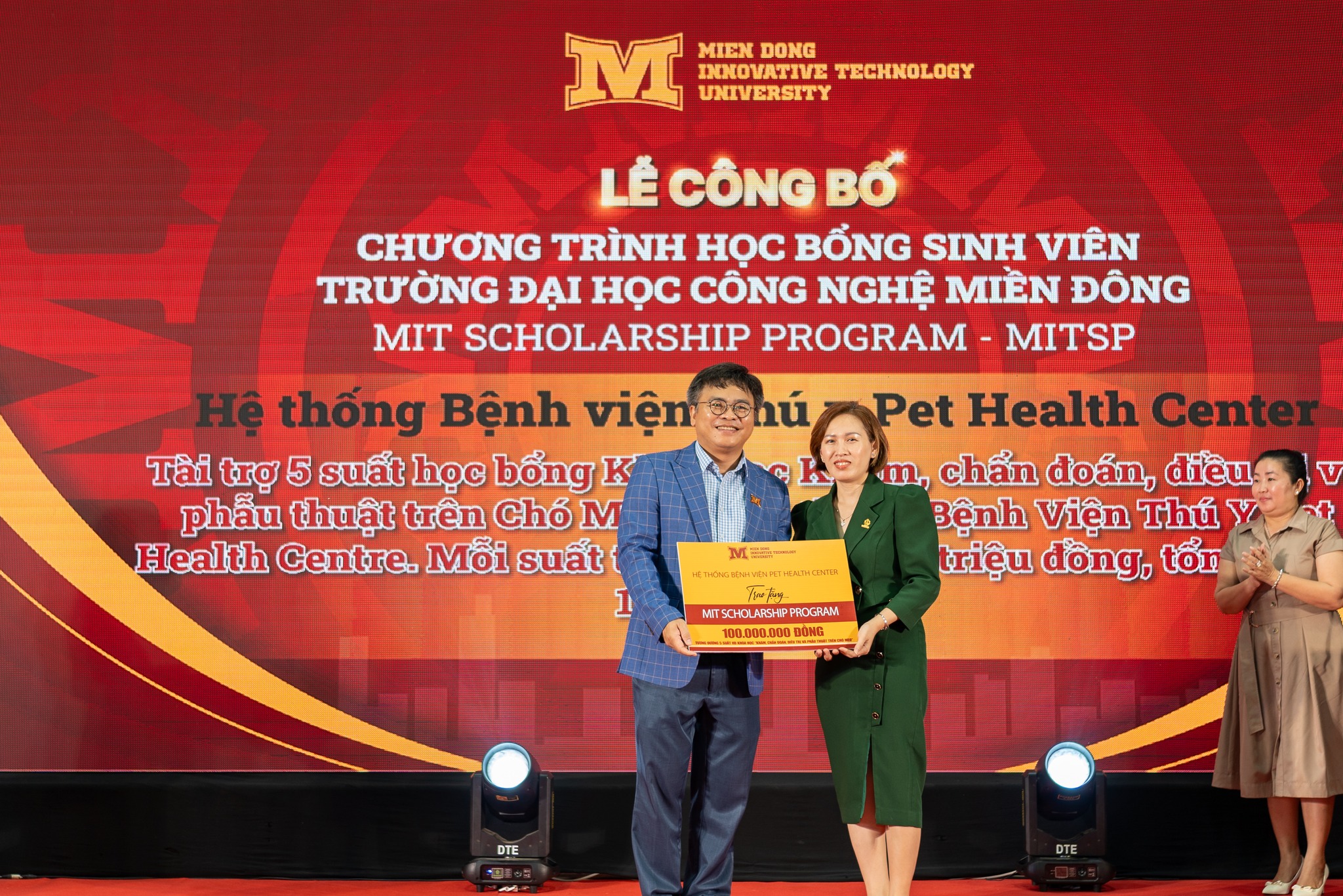 Bà Nguyễn Thị Hồng Nhung - Giám đốc Hệ thống Bệnh viện Thú y Pet Health Center – lên trao bảng tài trợ 5 suất học bổng Khoá học Khám, chẩn đoán, điều trị và phẫu thuật trên Chó Mèo tại hệ thống Bệnh Viện Thú Y Pet Health Centre. Mỗi suất tương đương 20 triệu đồng, tổng trị giá 100 triệu đồng.