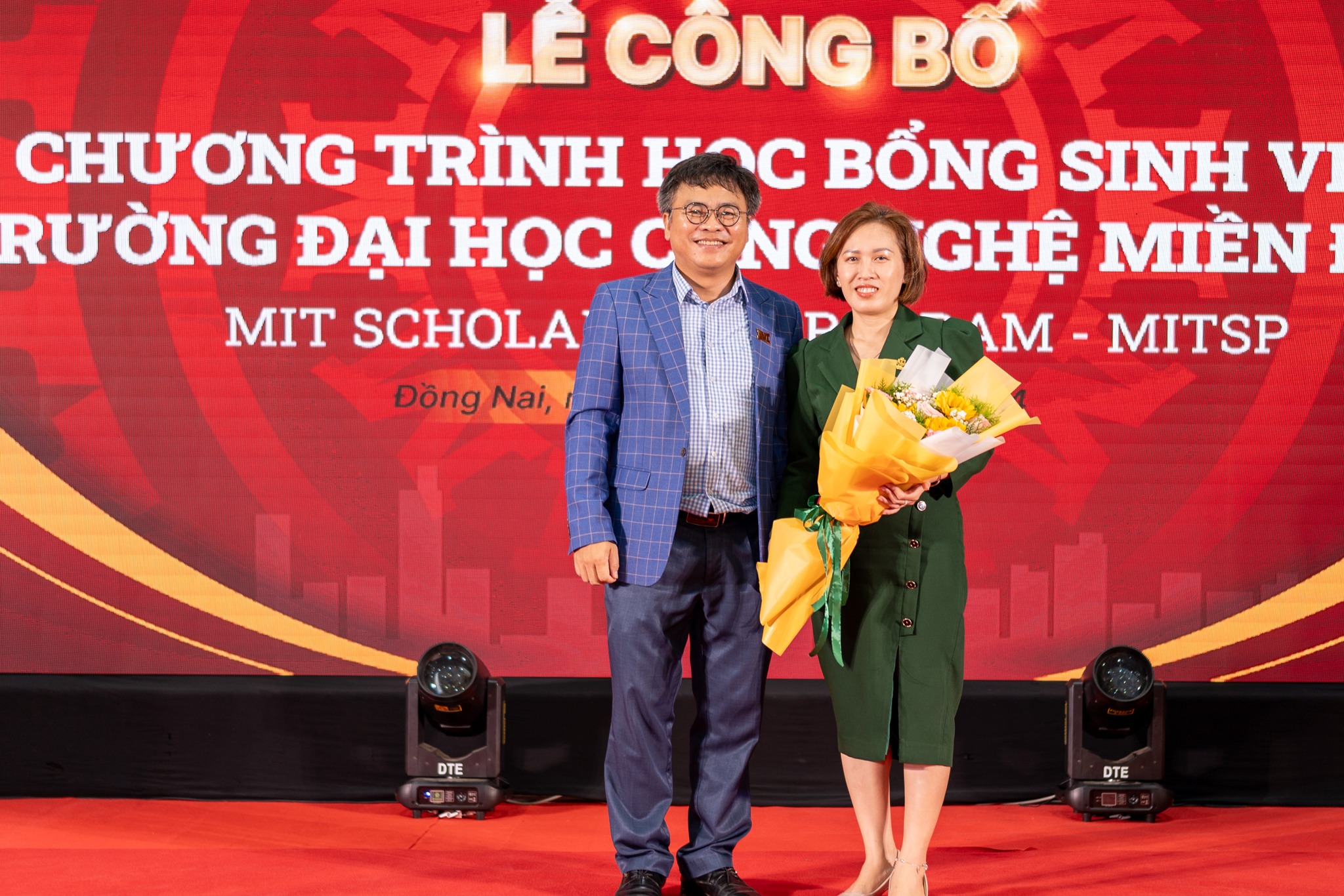 PGS.TS. Phạm Văn Song – Hiệu trưởng Nhà trường chụp ảnh kỷ niệm cùng Bà Nguyễn Thị Hồng Nhung - Giám đốc Hệ thống Bệnh viện Thú y Pet Health Center.