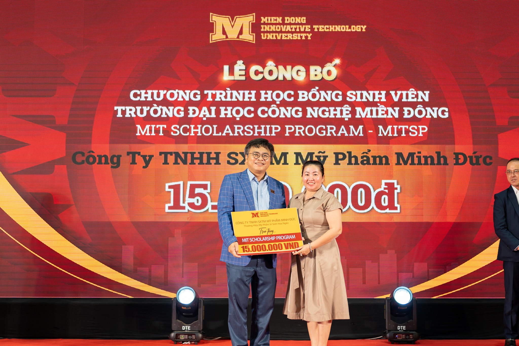 Bà Nguyễn Thị Thu Nguyệt - Công Ty TNHH SXTM Mỹ Phẩm Minh Đức - Thương Hiệu Mỹ Phẩm Vi Sinh Hoa Ngân - lên trao bảng tài trợ 15.000.000 đồng.