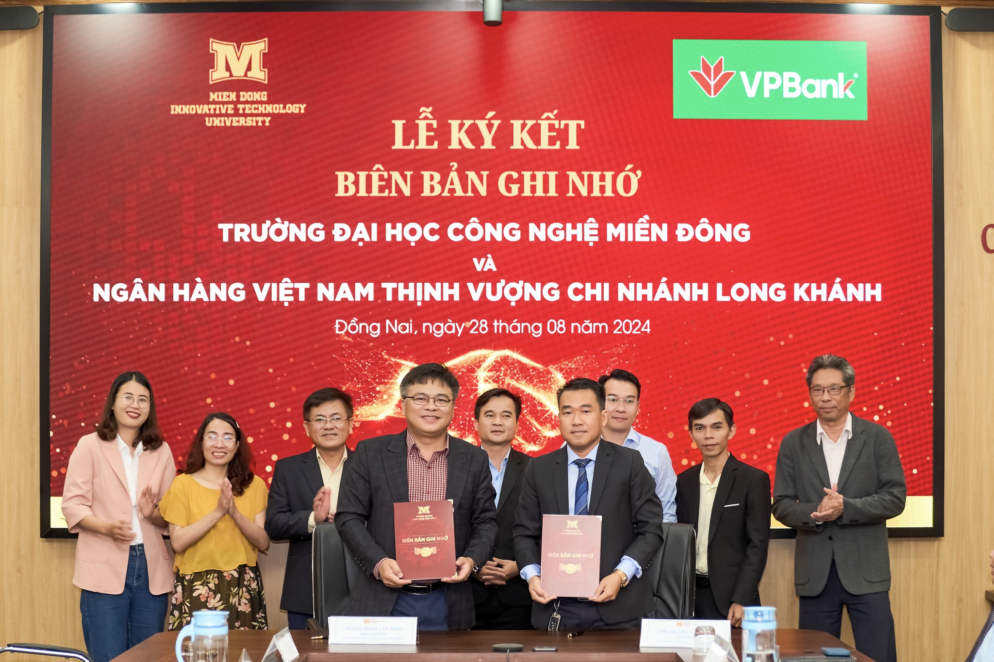 Trường ĐH Công nghệ Miền Đông ký kết với Ngân hàng Việt Nam Thịnh Vượng Chi nhánh Long Khánh đại diện là Ông Hoàng Văn Thân - Giám đốc chi nhánh