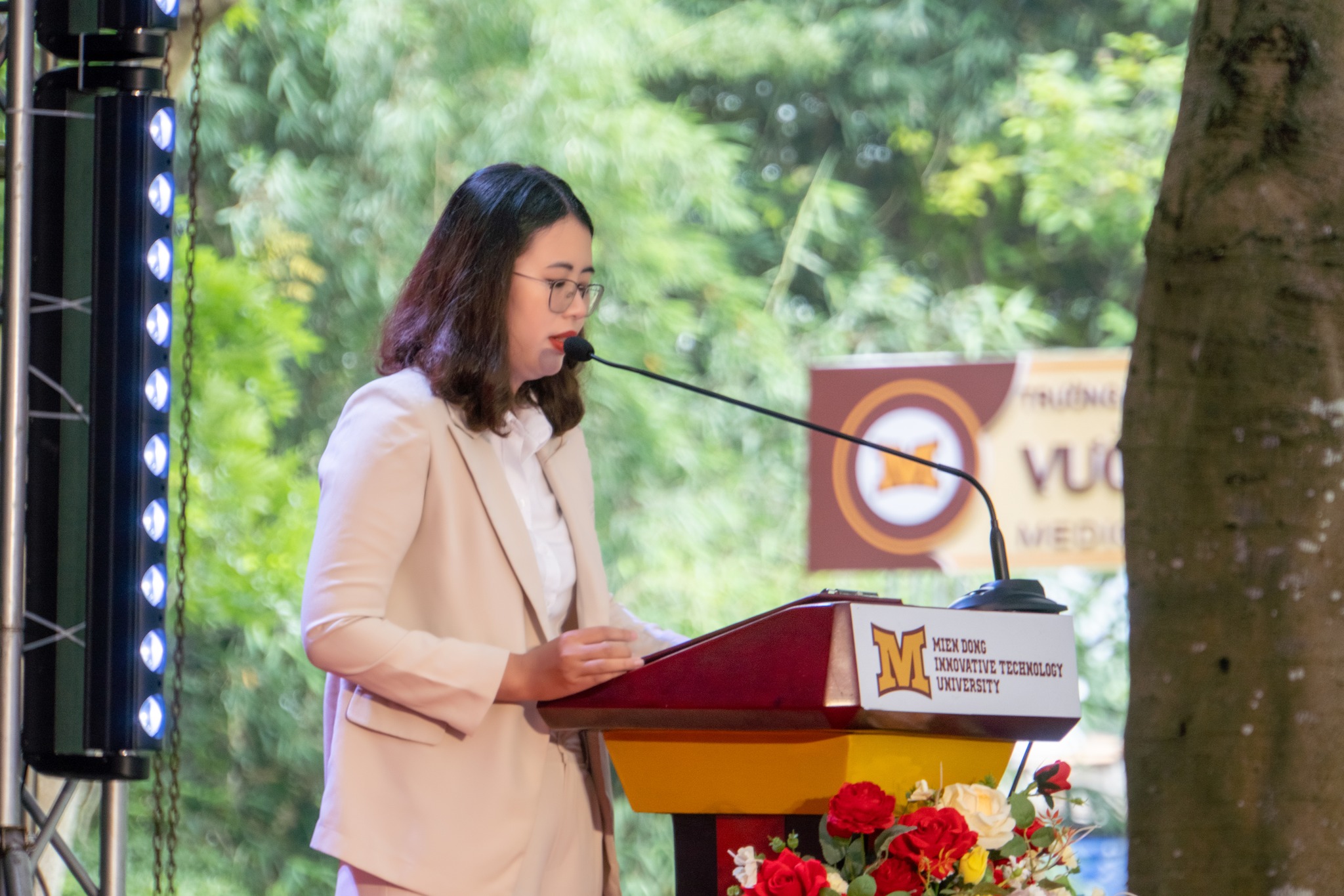 ThS. Trương Thanh Loan - Phó Giám đốc Trung tâm Trải nghiệm & Việc làm sinh viên đọc quyết định công nhận Sinh viên đạt loại Giỏi toàn khóa, Cán bộ Lớp và Đoàn tòan khóa