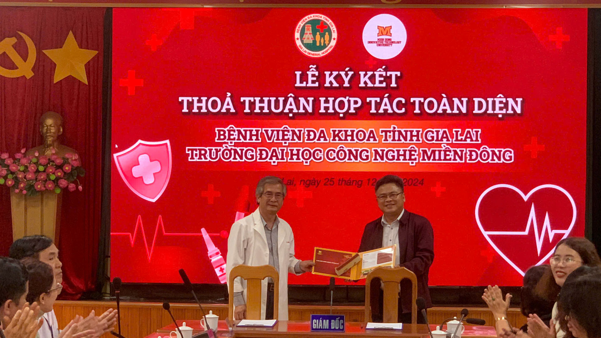 PGS.TS. Phạm Văn Song - Hiệu trưởng trường ĐH Công nghệ Miền Đông trao tặng quà kỷ niệm cho TS.BSCKII Nguyễn Đăng Bảo – Giám đốc Bệnh viện