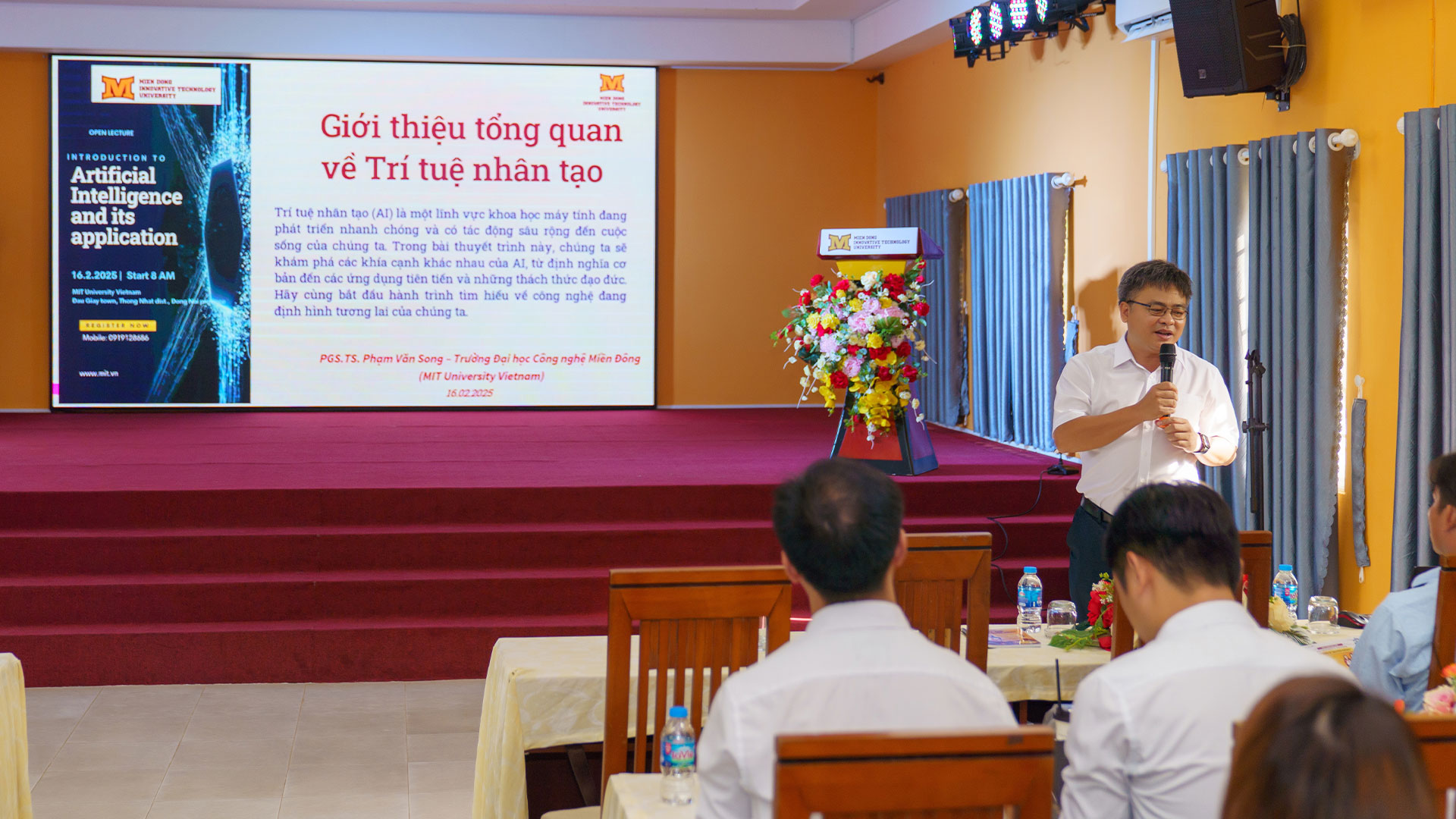 Trường Đại học Công nghệ Miền Đông tổ chức chuyên đề "Tập huấn kỹ năng AI trong giảng dạy" với sự tham gia của hơn 120 giáo viên THPT