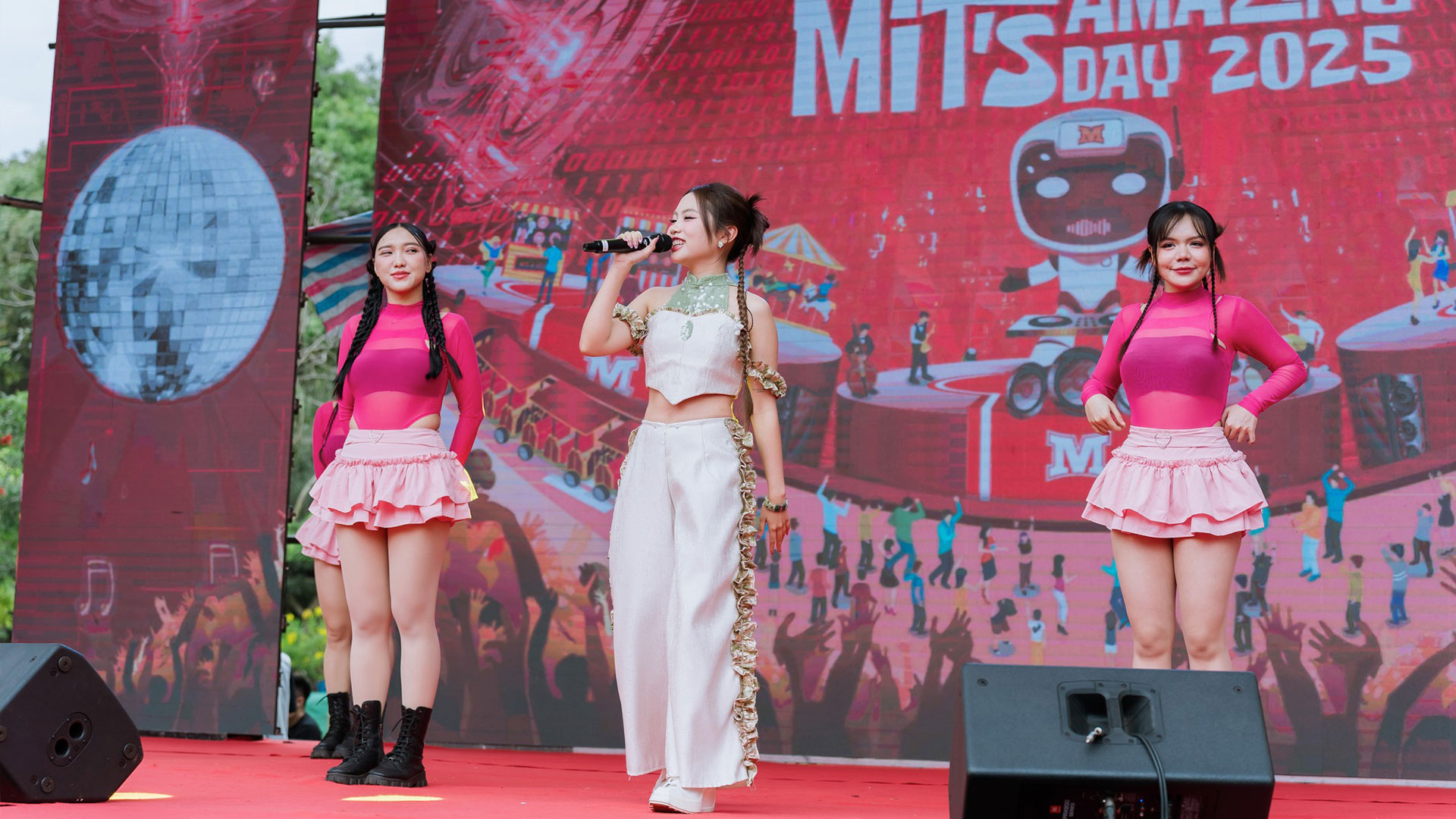 Phương Mỹ Chi "đốt cháy" sân khấu MIT's AMAZING DAY 2025!