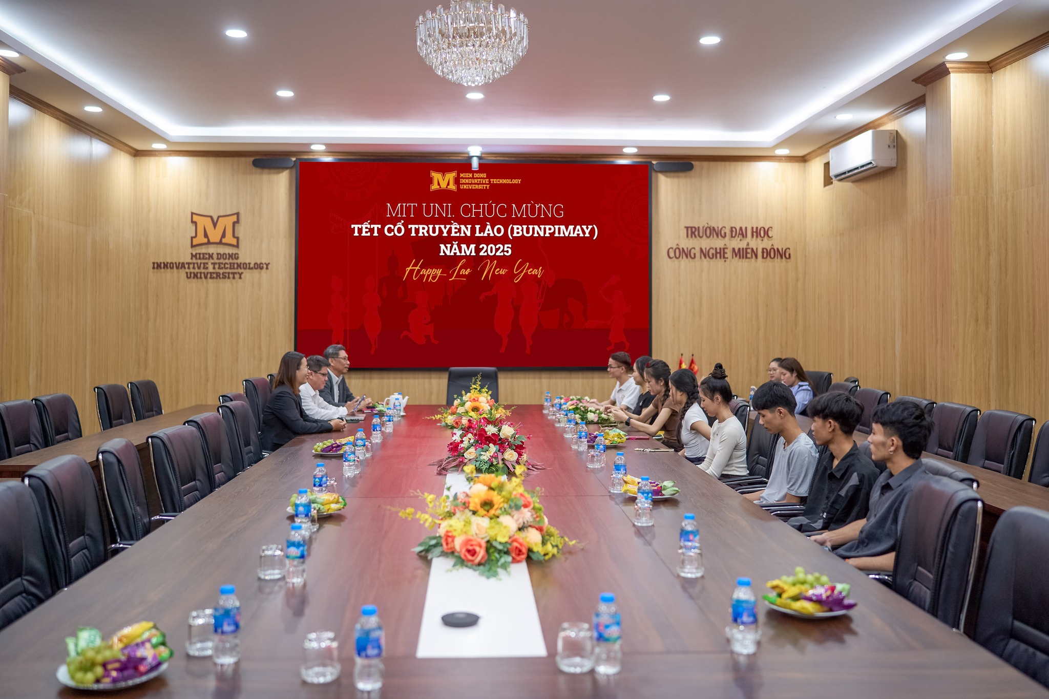 Du học sinh Lào chúc Tết Ban Giám hiệu MIT Uni. nhân dịp Tết cổ truyền Bunpimay