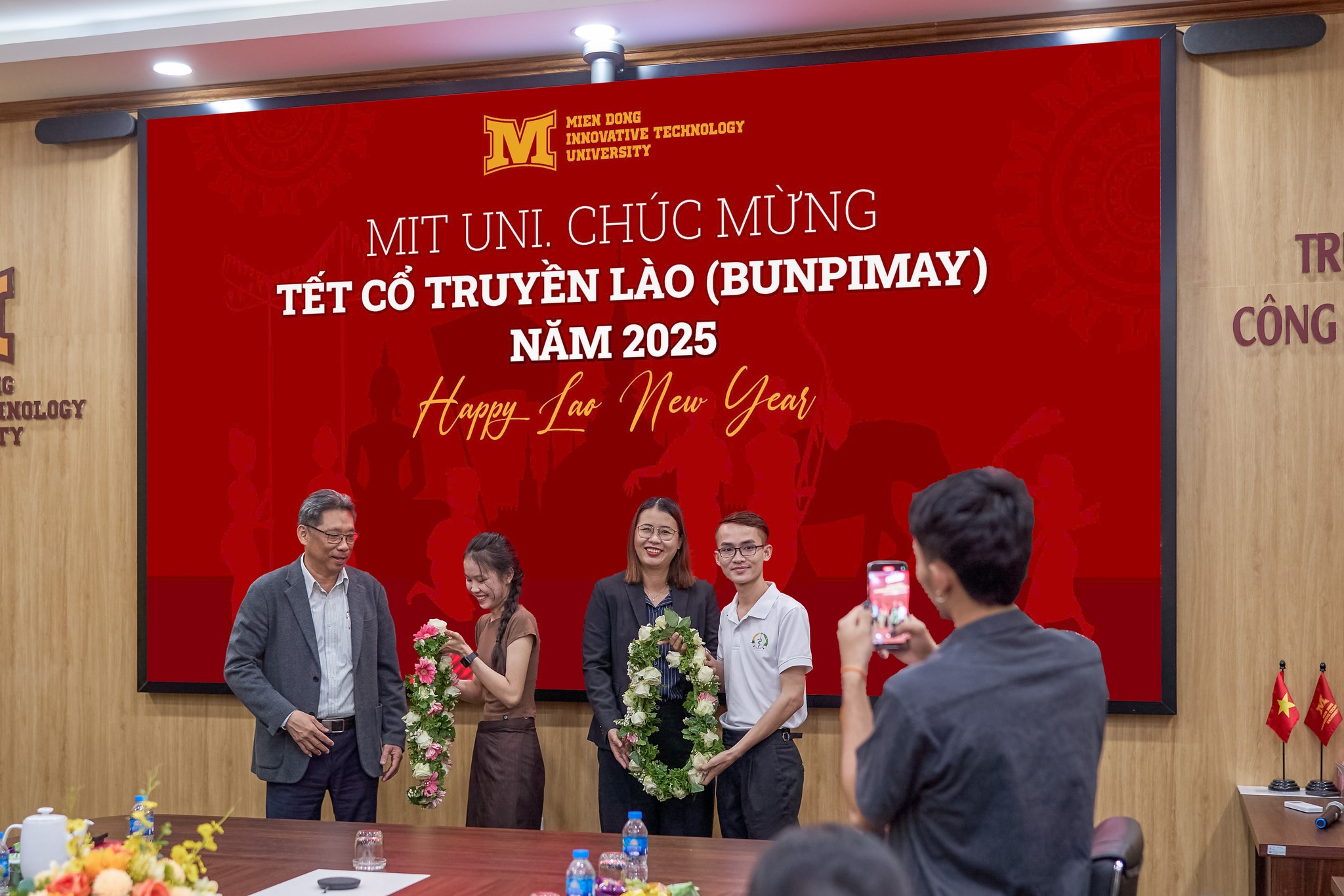 Du học sinh Lào chúc Tết Ban Giám hiệu MIT Uni. nhân dịp Tết cổ truyền Bunpimay