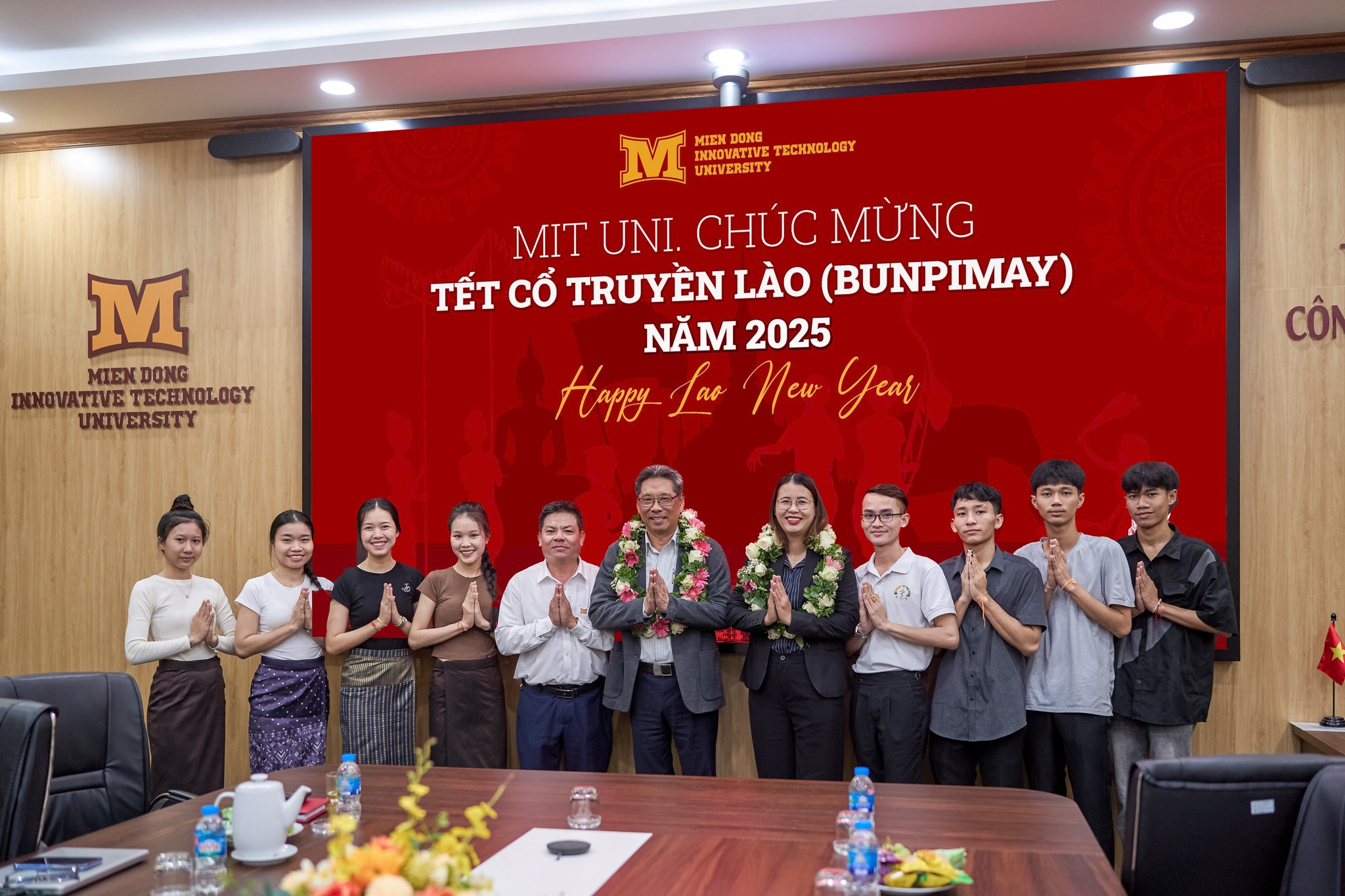 Du học sinh Lào chúc Tết Ban Giám hiệu MIT Uni. nhân dịp Tết cổ truyền Bunpimay