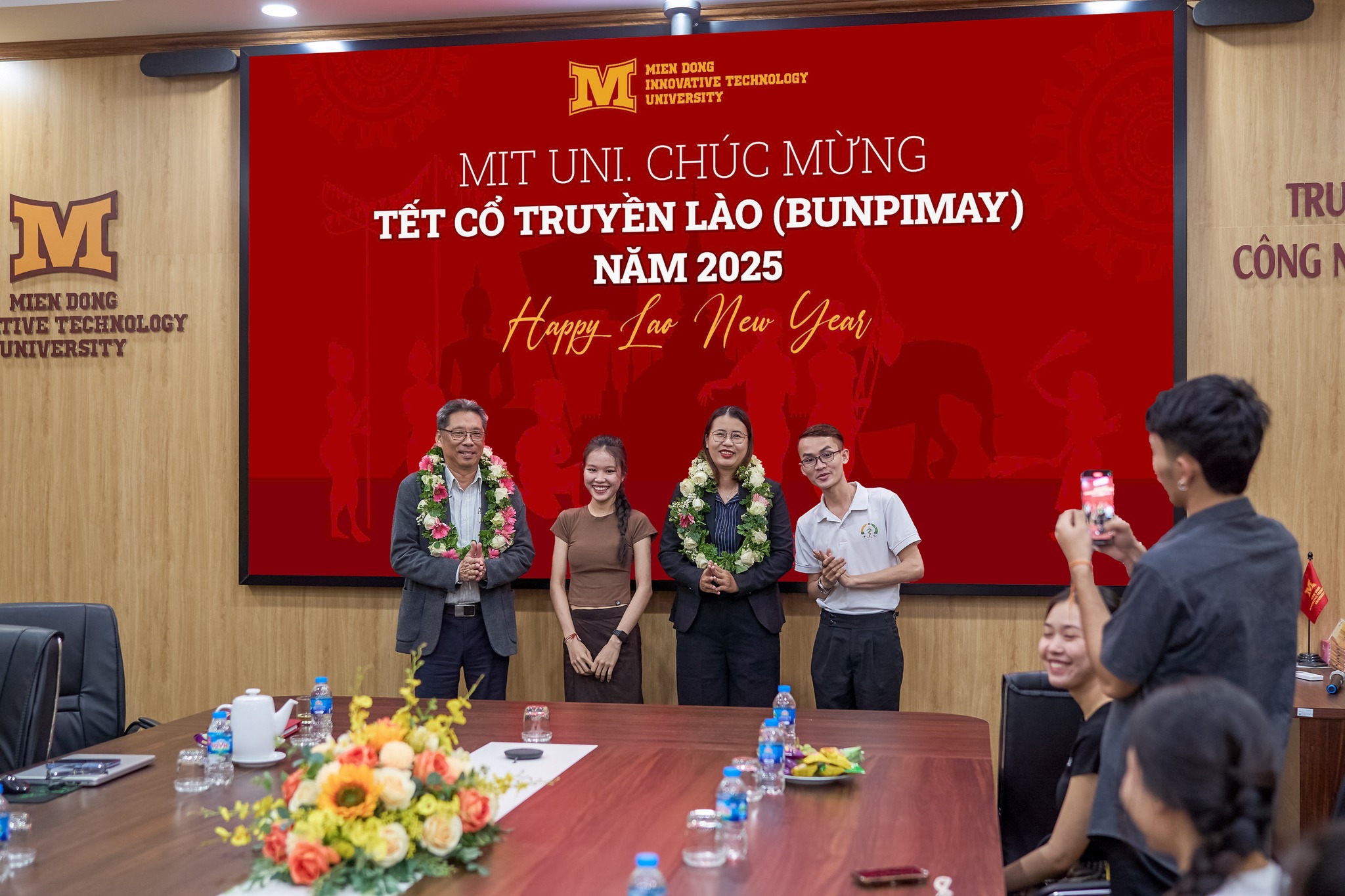 Du học sinh Lào chúc Tết Ban Giám hiệu MIT Uni. nhân dịp Tết cổ truyền Bunpimay