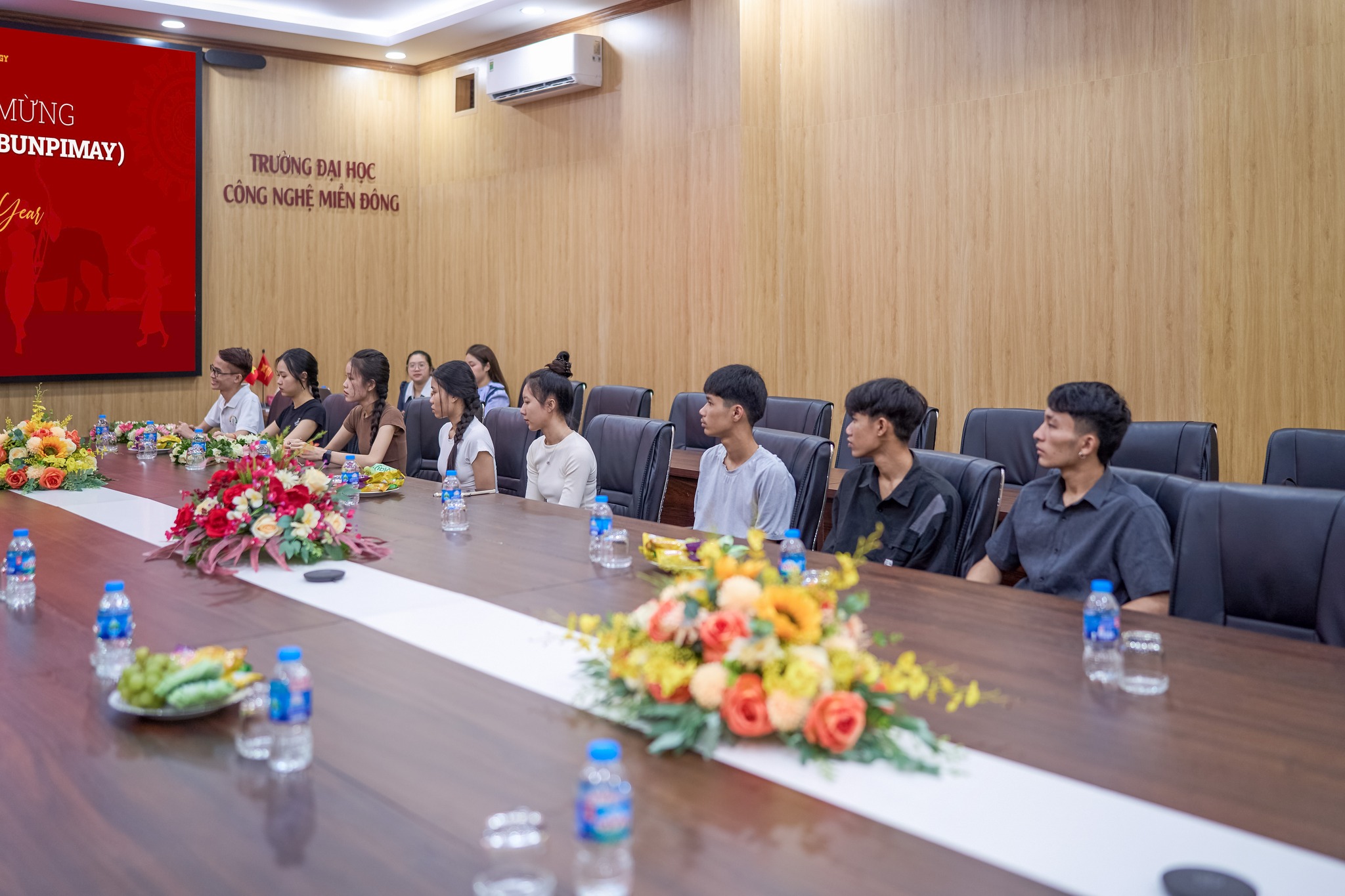 Du học sinh Lào chúc Tết Ban Giám hiệu MIT Uni. nhân dịp Tết cổ truyền Bunpimay