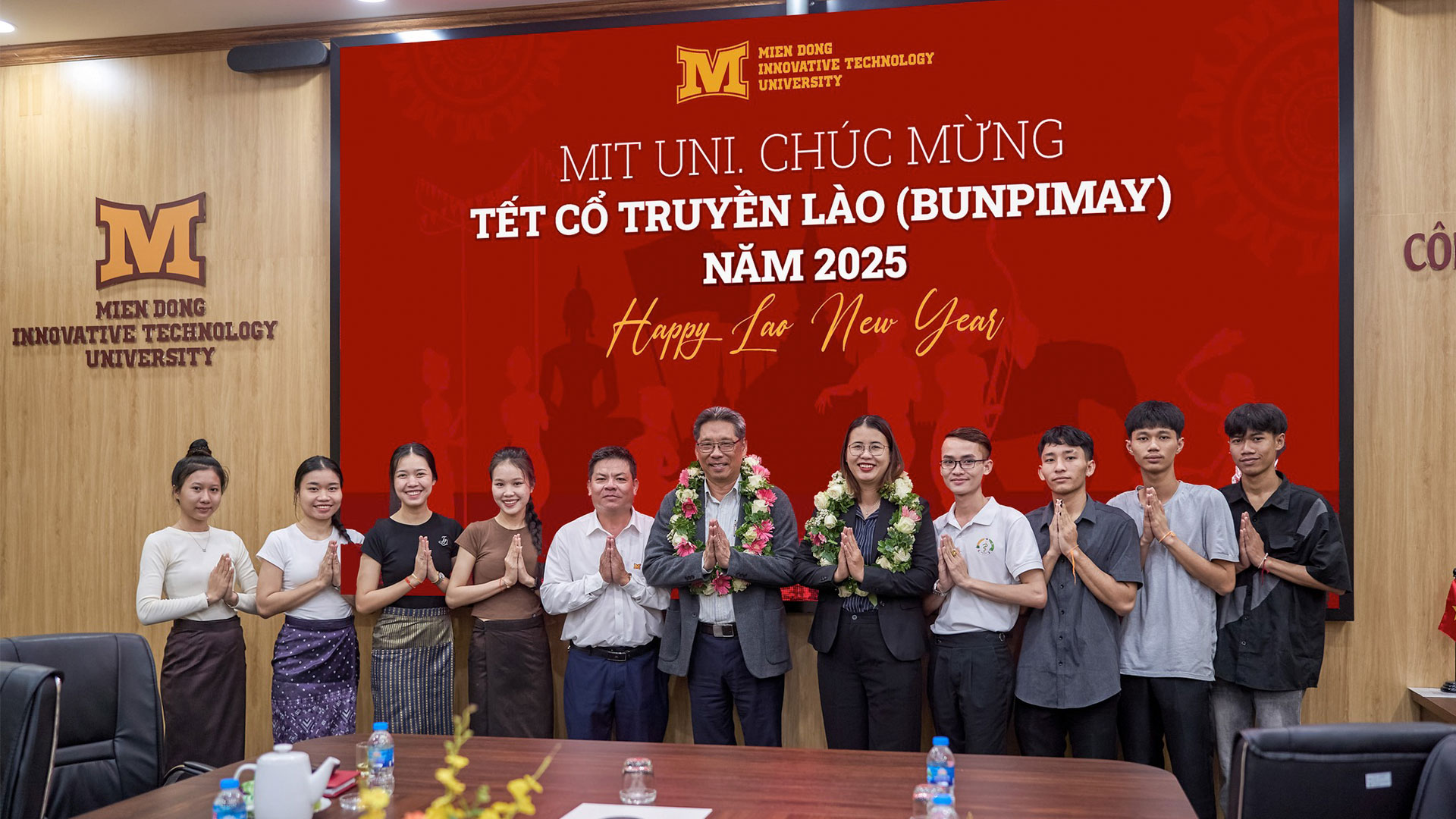 Du học sinh Lào chúc Tết Ban Giám hiệu MIT Uni. nhân dịp Tết cổ truyền Bunpimay