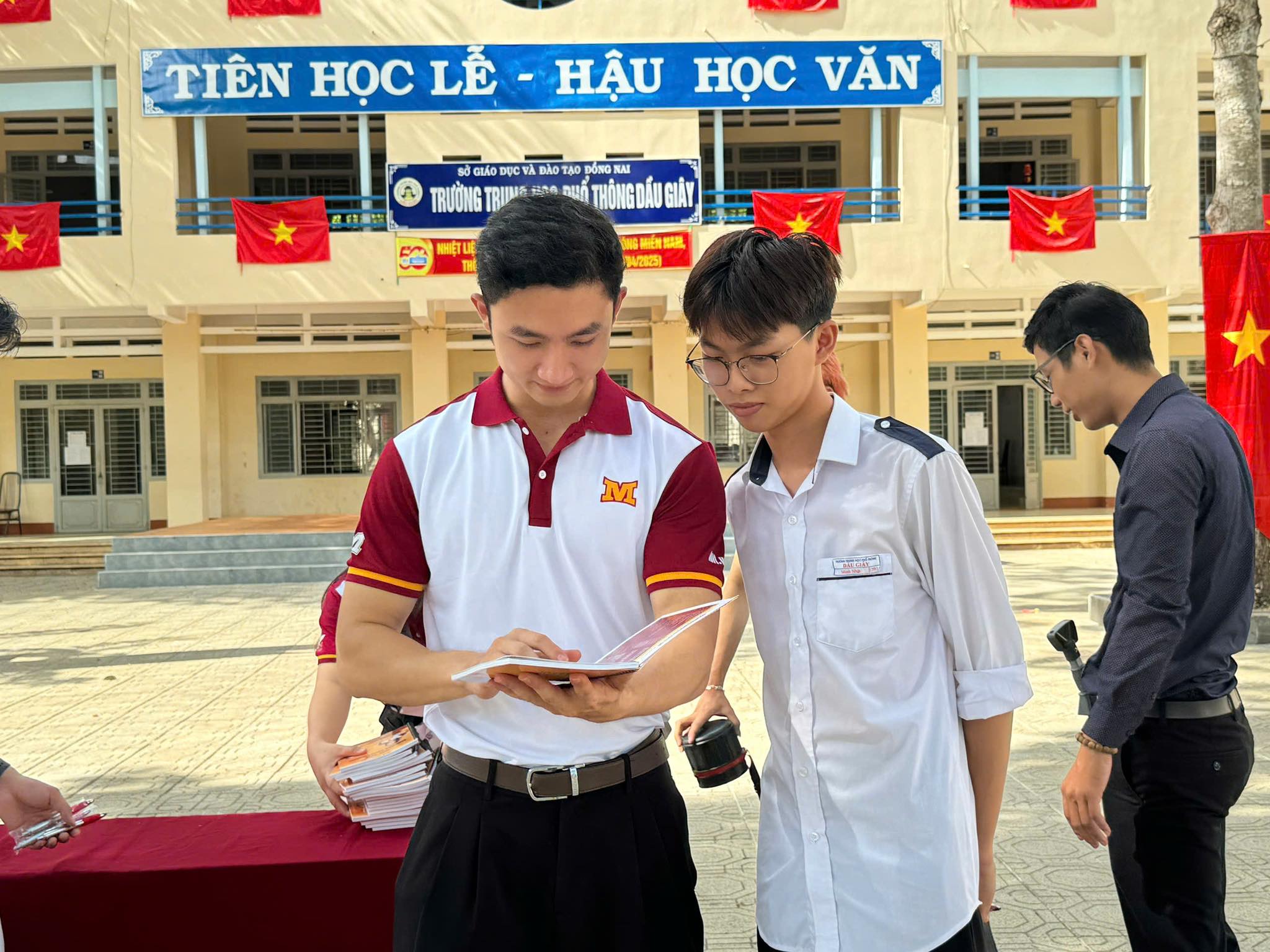 Trường Đại học Công nghệ Miền Đông đồng hành cùng THPT Dầu Giây