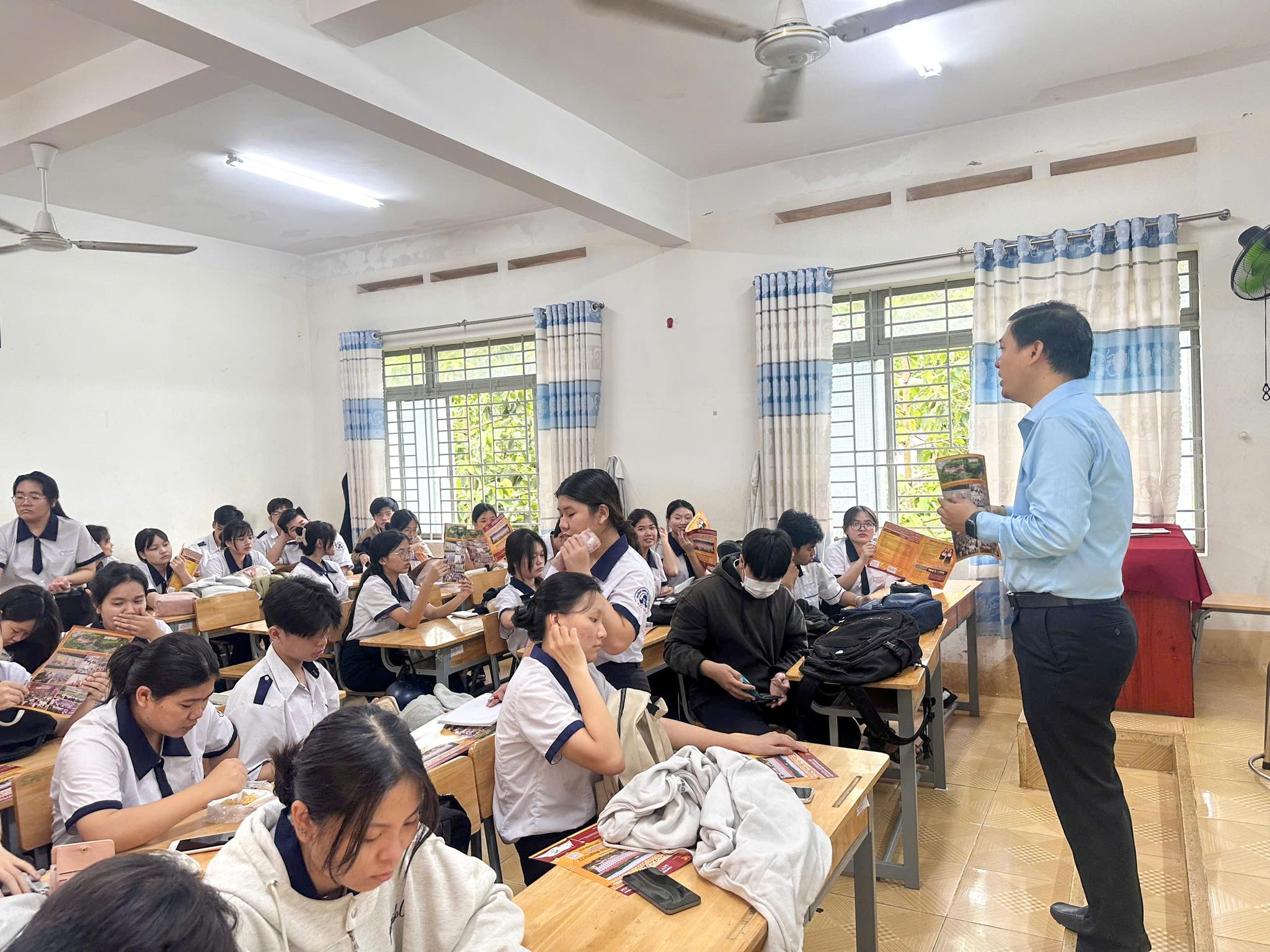 Trường Đại học Công nghệ Miền Đông đồng hành cùng THPT Dầu Giây