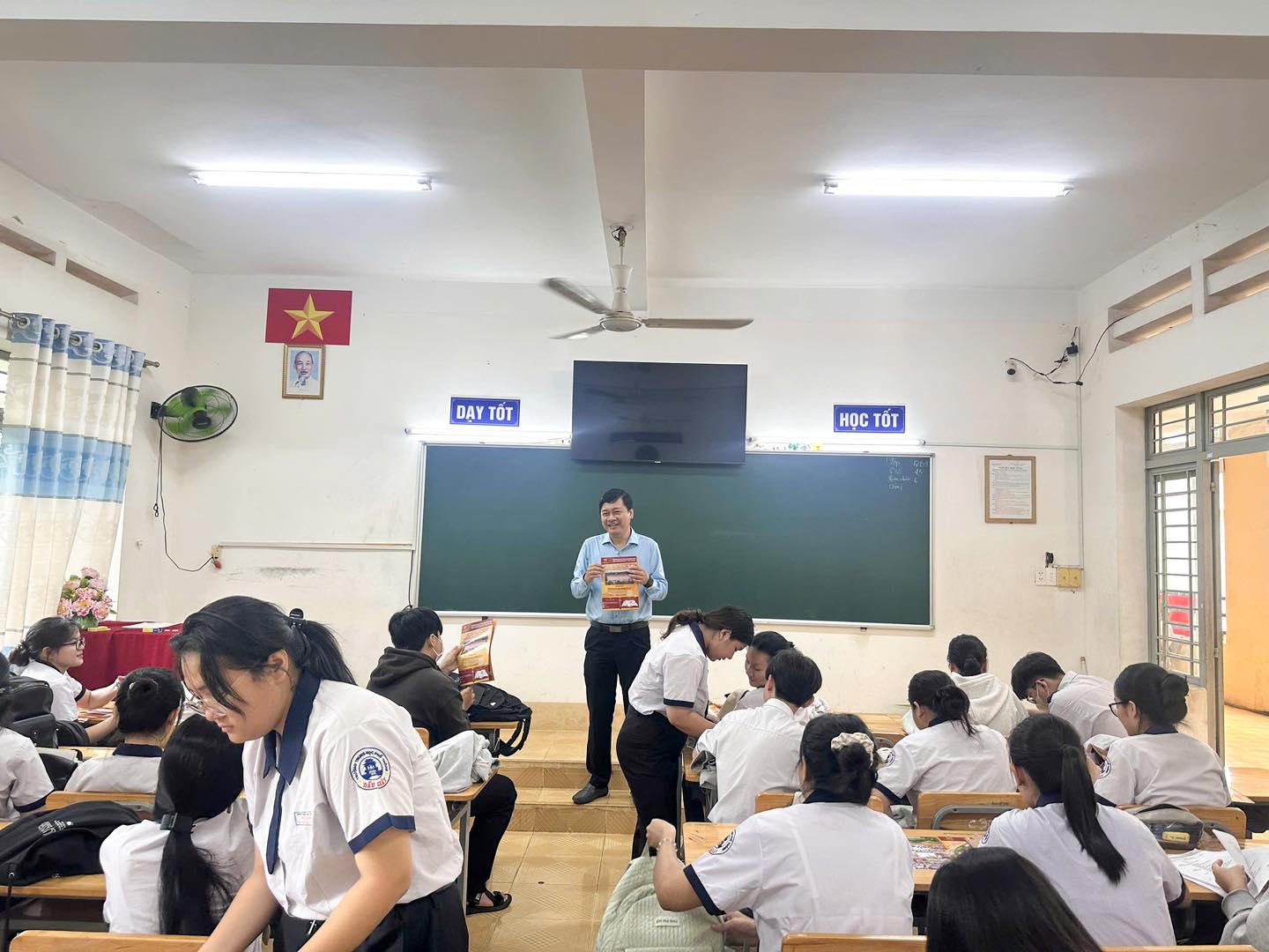 Trường Đại học Công nghệ Miền Đông đồng hành cùng THPT Dầu Giây