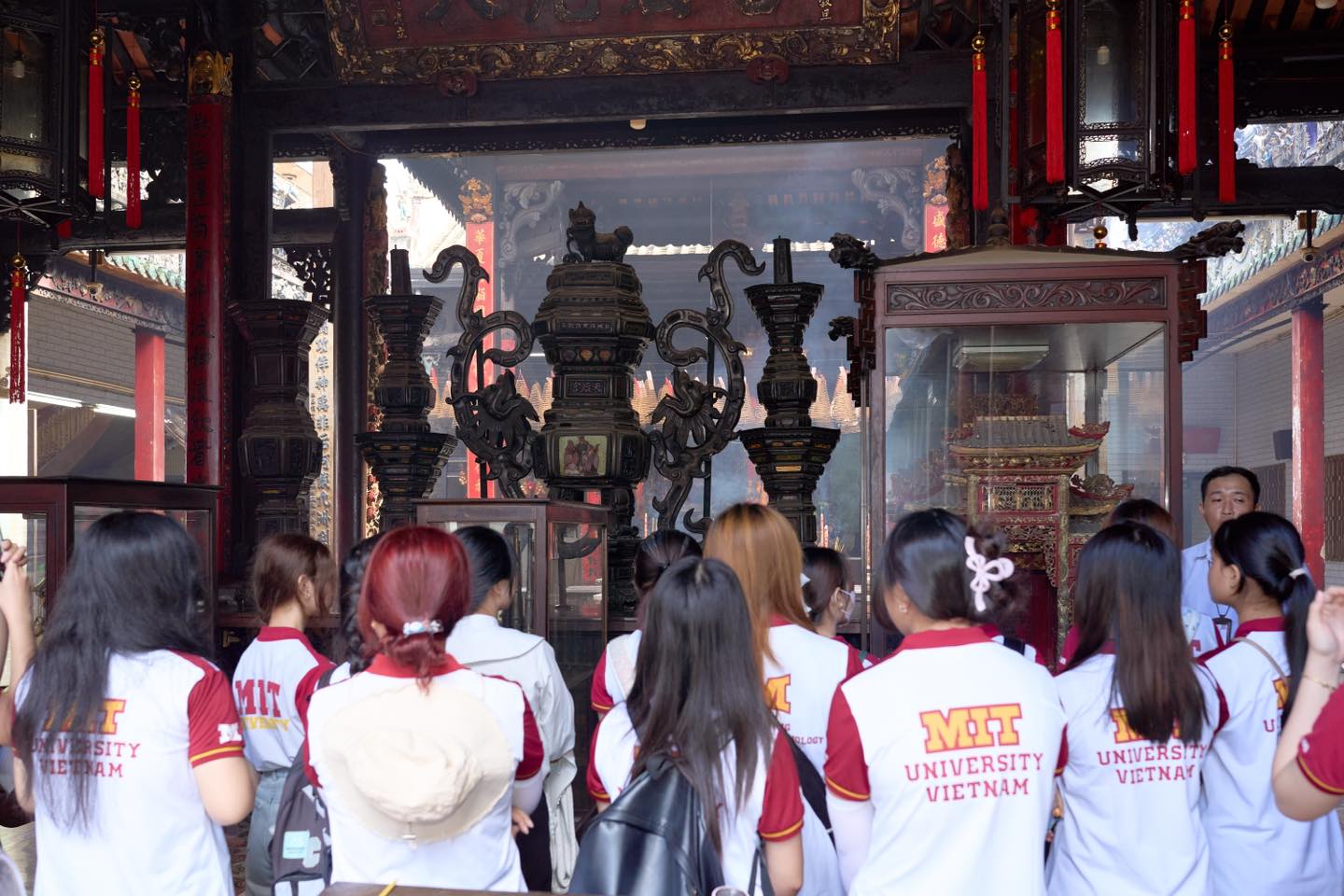 Sinh viên ngành Ngôn ngữ Trung Quốc của MIT Uni. trải nghiệm thực tế tại Chinatown TP.HCM