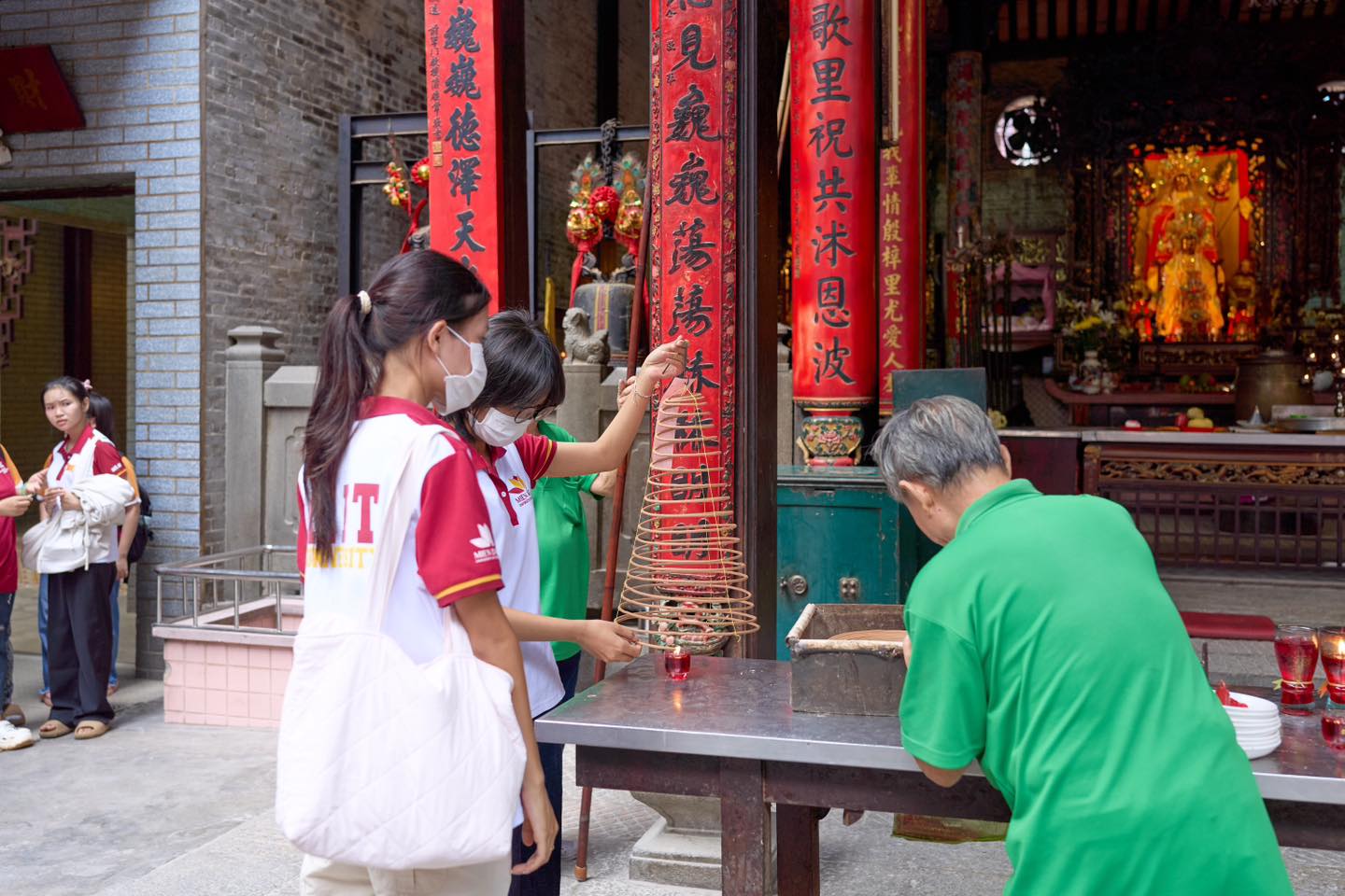 Sinh viên ngành Ngôn ngữ Trung Quốc của MIT Uni. trải nghiệm thực tế tại Chinatown TP.HCM