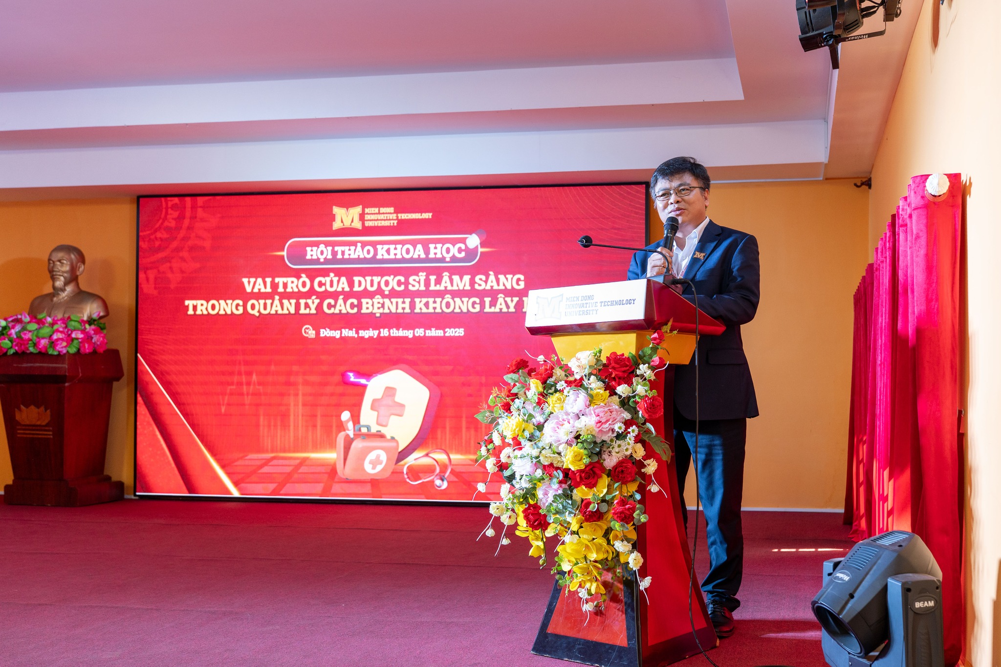 PGS.TS. Phạm Văn Song – Hiệu trưởng Nhà trường phát biểu tạo hội thảo