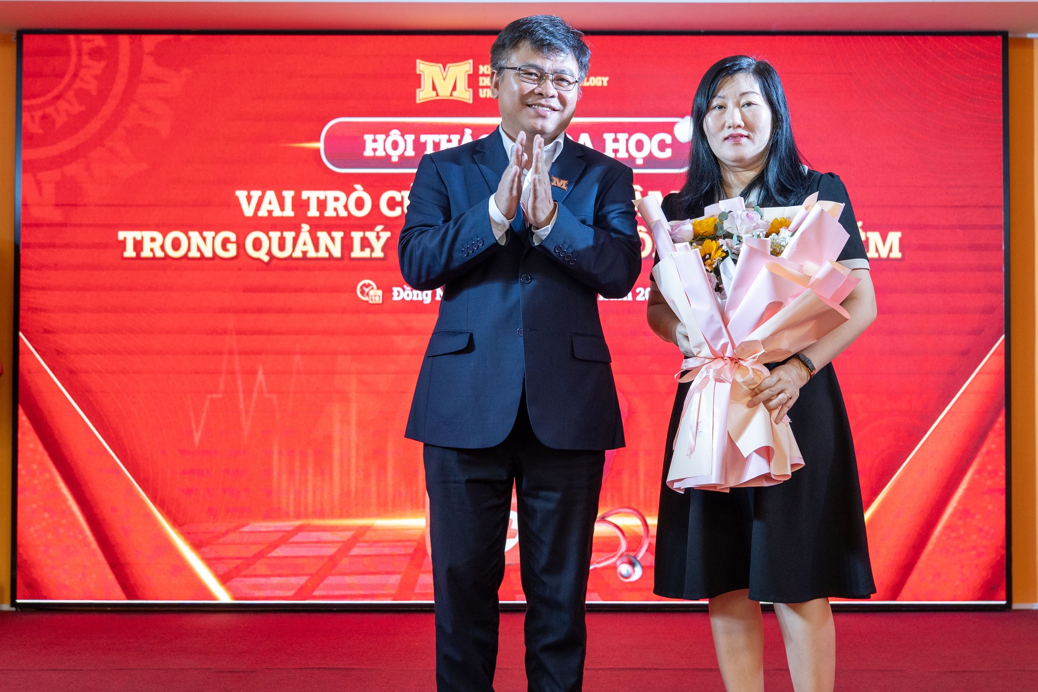 PGS.TS. Phạm Văn Song – Hiệu trưởng Nhà trường trao hoa kỷ niệm cho PGS.TS Nguyễn Hương Thảo – Giảng viên cao cấp Trường ĐH Y Dược TP.HCM