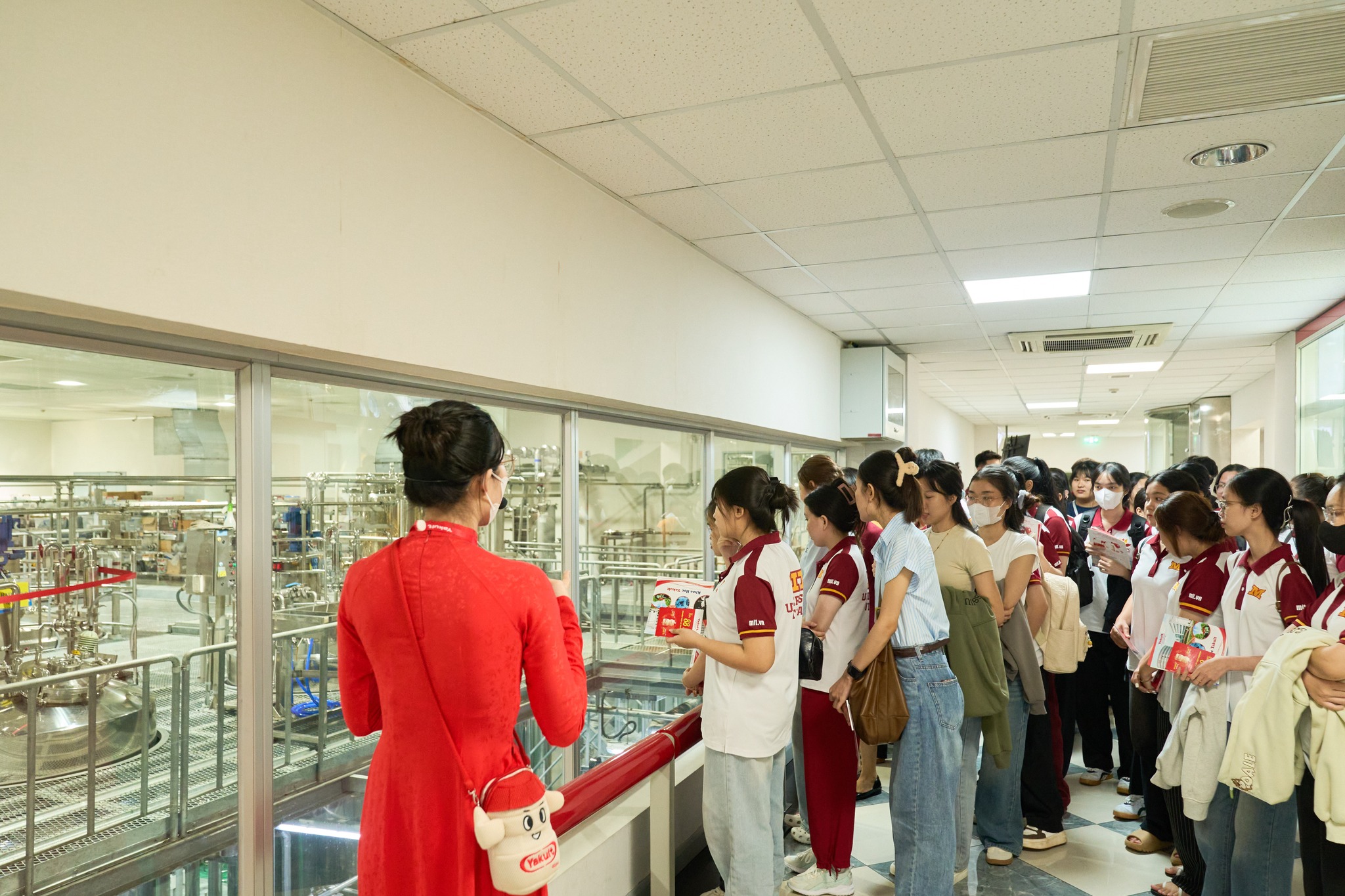 Sinh viên MIT Uni. trải nghiệm thực tế tại nhà máy Yakult Việt Nam