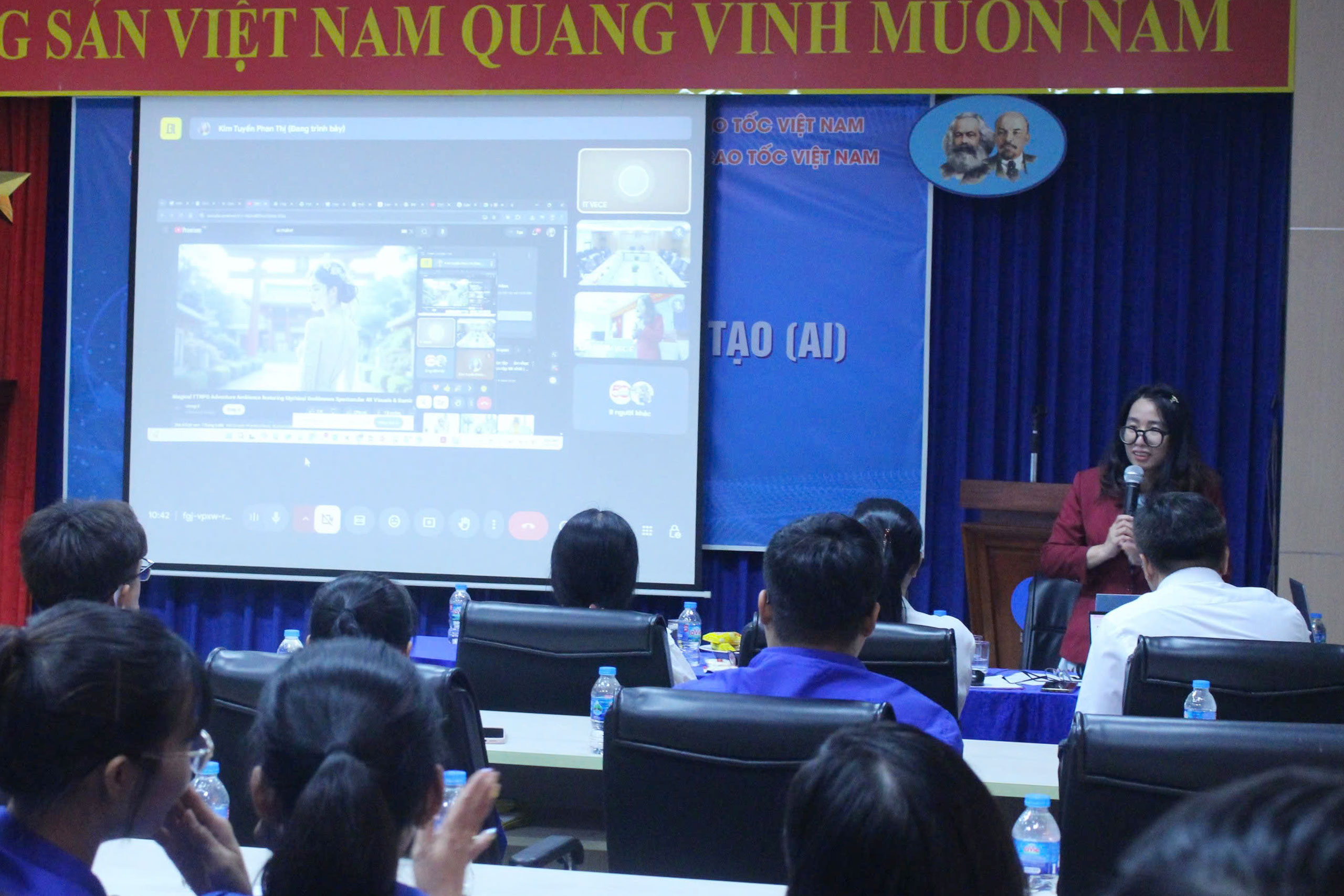 ThS. Phan Thị Kim Tuyến - Giám đốc Trung tâm Tuyển sinh - Truyền thông đang hướng dẫn ứng dụng AI vào công việc
