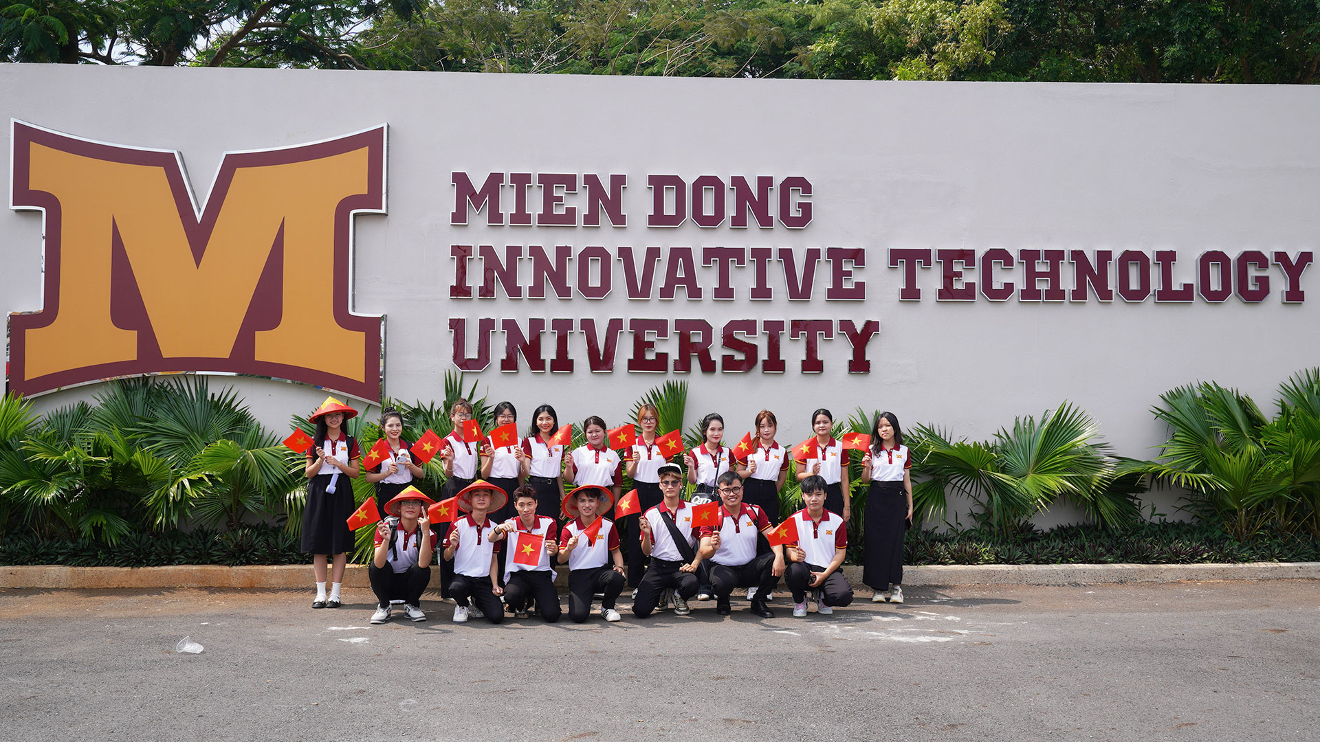 Sinh viên MIT Uni. trải nghiệm sơ duyệt Diễu binh Kỷ niệm 50 năm Ngày Giải phóng miền Nam, thống nhất Đất nước